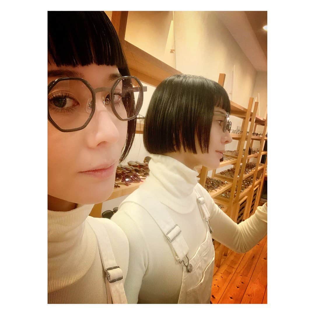 陽月華さんのインスタグラム写真 - (陽月華Instagram)「☆  NEWめがね。  度アリの調光レンズ。 スタンダードとユニークの具合がいい塩梅の色と形。  日常使いに欲しい全てを備えたメガネ。  いえーい。  うふふのふー♪  @turandot_japan   #めがね #メガネ #眼鏡 #glasses  #調光レンズ #サングラス  #八角形 #gray  サングラスって ファッションとして使ってた時期や つけるのが気恥ずかしくなった時期を経て 最近は 快適に過ごすためのありがたやなアイテムへと。 まぶしくてね。  まぶしー！って顔しかめたくないっていうのもある。 ほら、いろいろ気になってね。皮膚の形状記憶とか。 そういうフェーズに突入。  紫外線に合わせて色づいてくれる調光レンズだと 朝から晩まで出かけてても邪魔にならないし便利。  ああうれしいなー。るんるん。  るん🐕じゃないけど、るんるん。 るんっていい名前だなあ。自画自賛。  話あっちこっち。  #話が飛びがちな人」11月29日 17時48分 - hizukihana_official