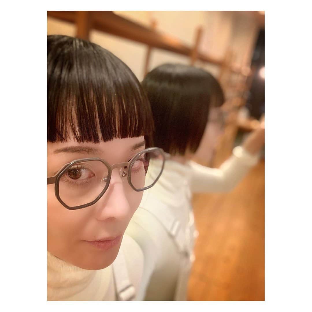 陽月華さんのインスタグラム写真 - (陽月華Instagram)「☆  NEWめがね。  度アリの調光レンズ。 スタンダードとユニークの具合がいい塩梅の色と形。  日常使いに欲しい全てを備えたメガネ。  いえーい。  うふふのふー♪  @turandot_japan   #めがね #メガネ #眼鏡 #glasses  #調光レンズ #サングラス  #八角形 #gray  サングラスって ファッションとして使ってた時期や つけるのが気恥ずかしくなった時期を経て 最近は 快適に過ごすためのありがたやなアイテムへと。 まぶしくてね。  まぶしー！って顔しかめたくないっていうのもある。 ほら、いろいろ気になってね。皮膚の形状記憶とか。 そういうフェーズに突入。  紫外線に合わせて色づいてくれる調光レンズだと 朝から晩まで出かけてても邪魔にならないし便利。  ああうれしいなー。るんるん。  るん🐕じゃないけど、るんるん。 るんっていい名前だなあ。自画自賛。  話あっちこっち。  #話が飛びがちな人」11月29日 17時48分 - hizukihana_official