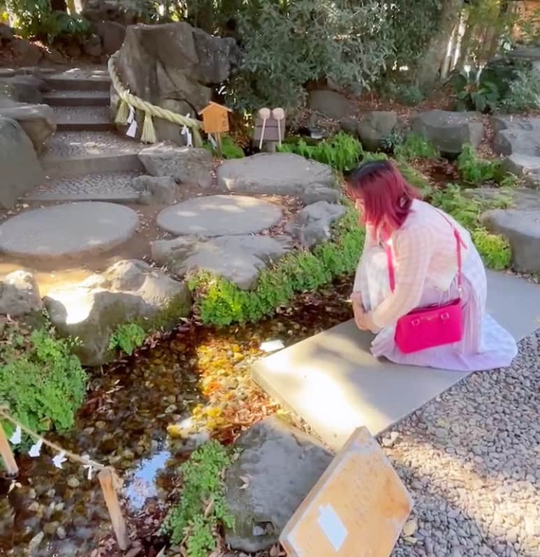 森崎アリスのインスタグラム：「💖💖💖💖💖💖💖💖💖💖💖  いつかの川越氷川神社⛩️  本厄なので厄落とし。  流れない〜と思いながら ぽつんとしてるワイwww  #川越氷川神社 #厄落とし #本厄  タグがパワーワードすぎて草 #ピンク星人 #moriari」