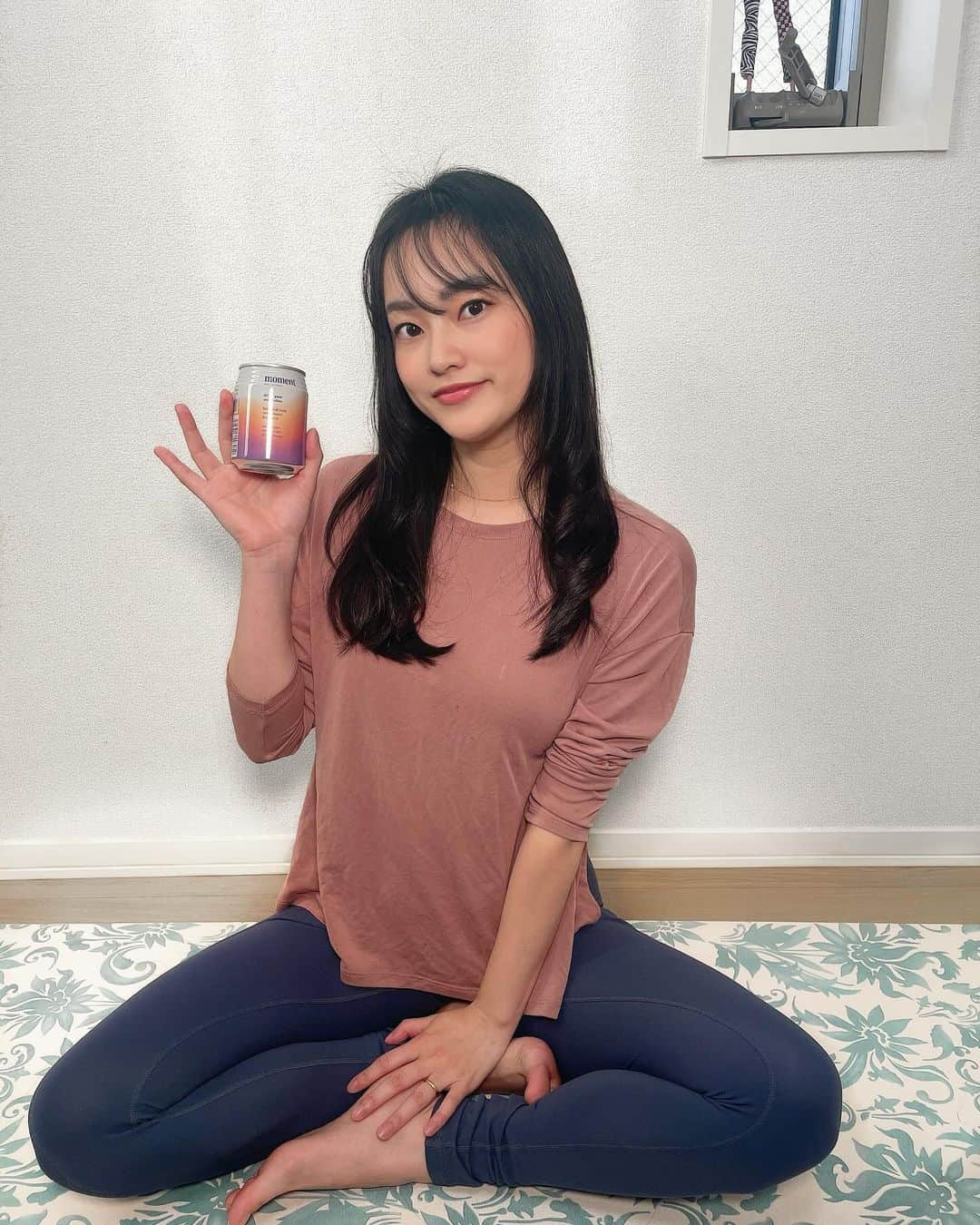 市川あまみさんのインスタグラム写真 - (市川あまみInstagram)「日本初上陸の飲むだけで瞑想ドリンクの【moment】🥤 . 育児で日中ヘトヘトになり、夜娘氏が寝ついた頃に、1 日の終わりにこのドリンクと共に久しぶりに夜ヨガと瞑想を行う🧘‍♀️❤️ 妊娠前は普通だと思っていた時間が、自分時間がこんなにもご褒美タイムだなんて✨✨  現在産後ダイエット中なので、低カロリーなので、どの時間に飲んでも罪悪感がないのが有難い🥰 味は口に入れるとフルーツとハーブの🌿香りがして癒され、ノンカフェインだから夜にも飲める🤭 私的には夜飲むなら最近は寒いから常温で飲むと身体の冷えもなくて良さそう☺️ ゆったりと呼吸しながらリラックスヨガとの相性抜群🥰 飲んで動いた後は、いつもよりも呼吸が深くなるので、心もカラダもほぐれて、ぐっすり眠れました😴😴  #moment #NewYork #リラクゼーションドリンク #飲むだけで瞑想 #PR」11月29日 17時58分 - amamiyogacoach