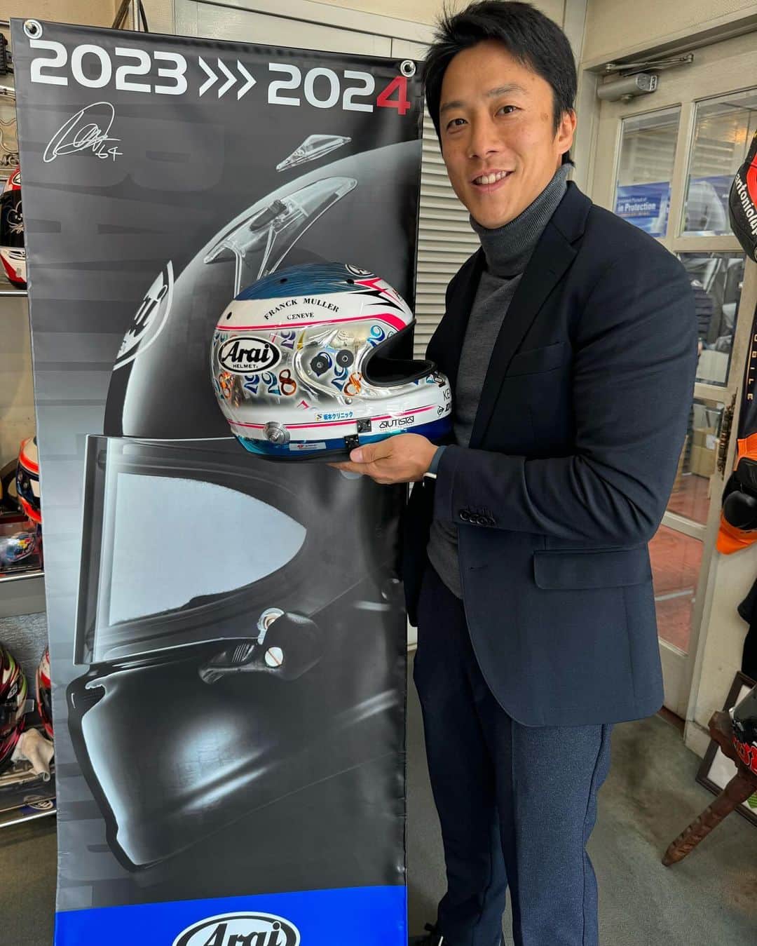 伊沢拓也のインスタグラム：「アライヘルメット様 一年間ありがとうございました！  今年も一番乗りかな！？✨」