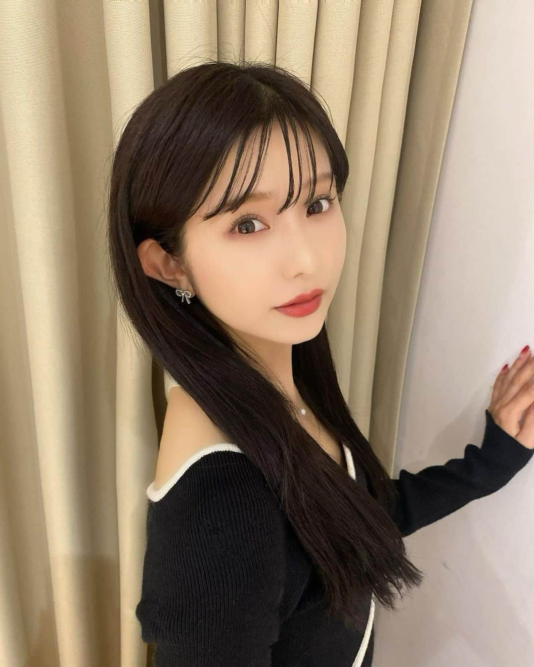 谷川愛梨のインスタグラム：「: 黒髪ロング🧏🏻‍♀️ 毎年寒くなると暗くしたくなるのなんでやろう😶  担当は @grow_arisa さん🎀 いつもありがとうございますっ☺️🫶  もうすっかり @pullexte_official の虜💙 さらっさらで毎回感動〜🥲✨  🆕NAIL💅 この時期はいつも赤くしがち🎅🎄❤️ ❤︎ @chipieee_ebisu  ❤︎ @chipieee_yuko   #pullexte #プルエクステ」