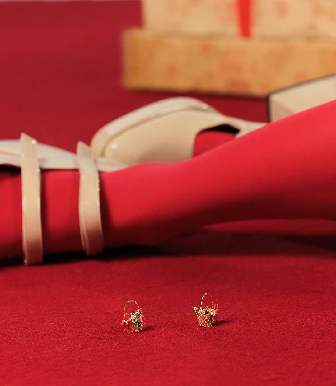 レネレイドのインスタグラム：「The iconic Les Néréides basket earrings are back this season, adorned with gifts and bows. 🎁」