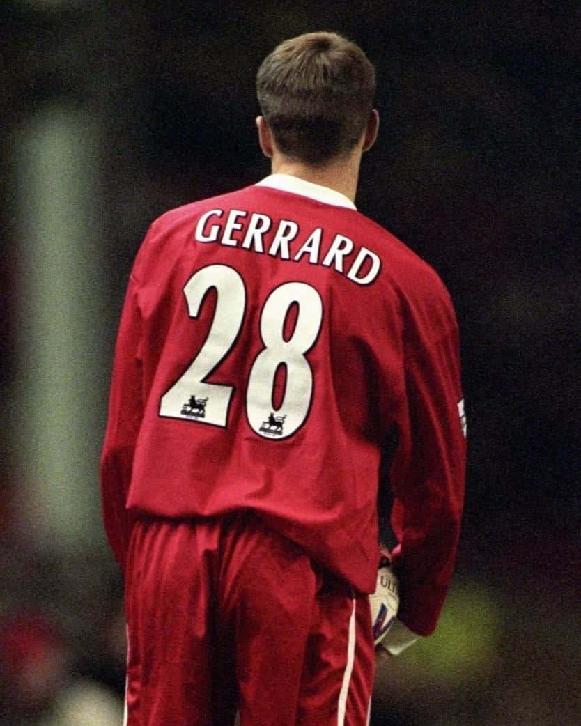プレミアリーグのインスタグラム：「#OnThisDay 2️⃣5️⃣ years ago, a fresh-faced local lad by the name of @stevengerrard walked out under the lights at Anfield to make his Reds debut...  And the rest is history 💫」
