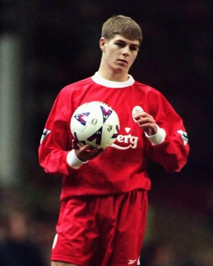 プレミアリーグさんのインスタグラム写真 - (プレミアリーグInstagram)「#OnThisDay 2️⃣5️⃣ years ago, a fresh-faced local lad by the name of @stevengerrard walked out under the lights at Anfield to make his Reds debut...  And the rest is history 💫」11月29日 18時07分 - premierleague