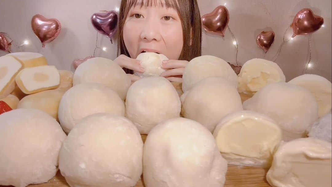 MIYUのインスタグラム：「手作り雪見だいふく🍨Mochi Ice Cream🍨 #asmr #asmreating #eating #mukbang」