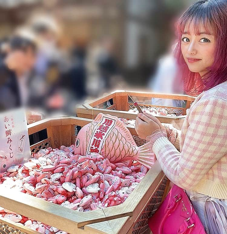 森崎アリスのインスタグラム：「💖💖💖💖💖💖💖💖💖💖💖  いつかの川越氷川神社⛩️  大好きな鯛のかわいいおみくじ釣ってるワイ。  #川越氷川神社 #鯛みくじ #恋みくじ  #ピンク星人 #moriari」