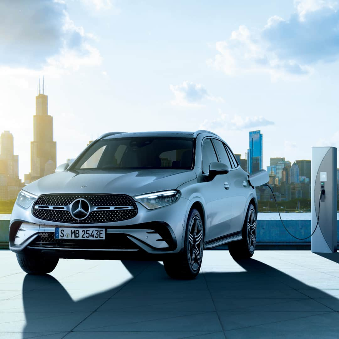 メルセデスベンツのインスタグラム：「【GLC 350 e 4MATIC Sports 登場】 オンロードからオフロードまで快適なドライブが愉しめる新型GLCに、急速充電対応のプラグインハイブリッドモデル「GLC 350 e 4MATIC Sports」が登場。  直列4気筒エンジンと電気モーターを組み合わせた従来のパワフルで滑らかな走りはそのままに、EV走行距離を大幅にアップデートし、電気だけで最大118km*の走行が可能となりました。  更にAMGラインを標準装備することで、エクステリアとインテリアのスポーティーなスタイルが際立つ仕上がりに。  進化したプラグインハイブリッドSUVで、どこまでも続くアクティブライフをぜひご体感ください。  *EV走行換算距離は定められた試験条件での値です。お客様の使用環境（気象、渋滞等）や運転方法 （急発進、エアコン使用等）に応じて数値は大きく異なります。特に1日当たりの走行距離、バッテリーの充電状態、エアコン使用による影響を大きく受けます。 WLTCモードは、市街地、郊外、高速道路の各走行モードを平均的な使用時間配分で構成した国際的な走行モードです。  詳しい車種情報はストーリーズをチェック。 @mercedesbenzjapan  #MercedesBenz #メルセデスベンツ #メルセデス #GLC #SUV #プラグインハイブリッド #PHEV  #アウトドア #レジャー #旅行」