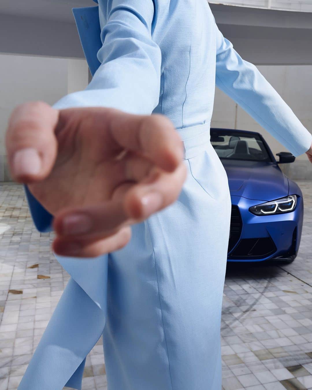 BMWのインスタグラム：「C'mon join the joyride. 🎸 The BMW M4 Competition Convertible. #THEM4 #BMWM #M4 #BMW #MPower  __ BMW M4 Competition M xDrive Convertible: Combined fuel consumption: 10.2 l/100 km. Combined CO2 emissions: 233–231 g/km. All data according to WLTP.  Further info: www.bmw.com/disclaimer   510 hp, 375 kW, 650 Nm, Acceleration (0-100 km/h): 3.7 s, Top speed (i/a limited): 250 km/h.」