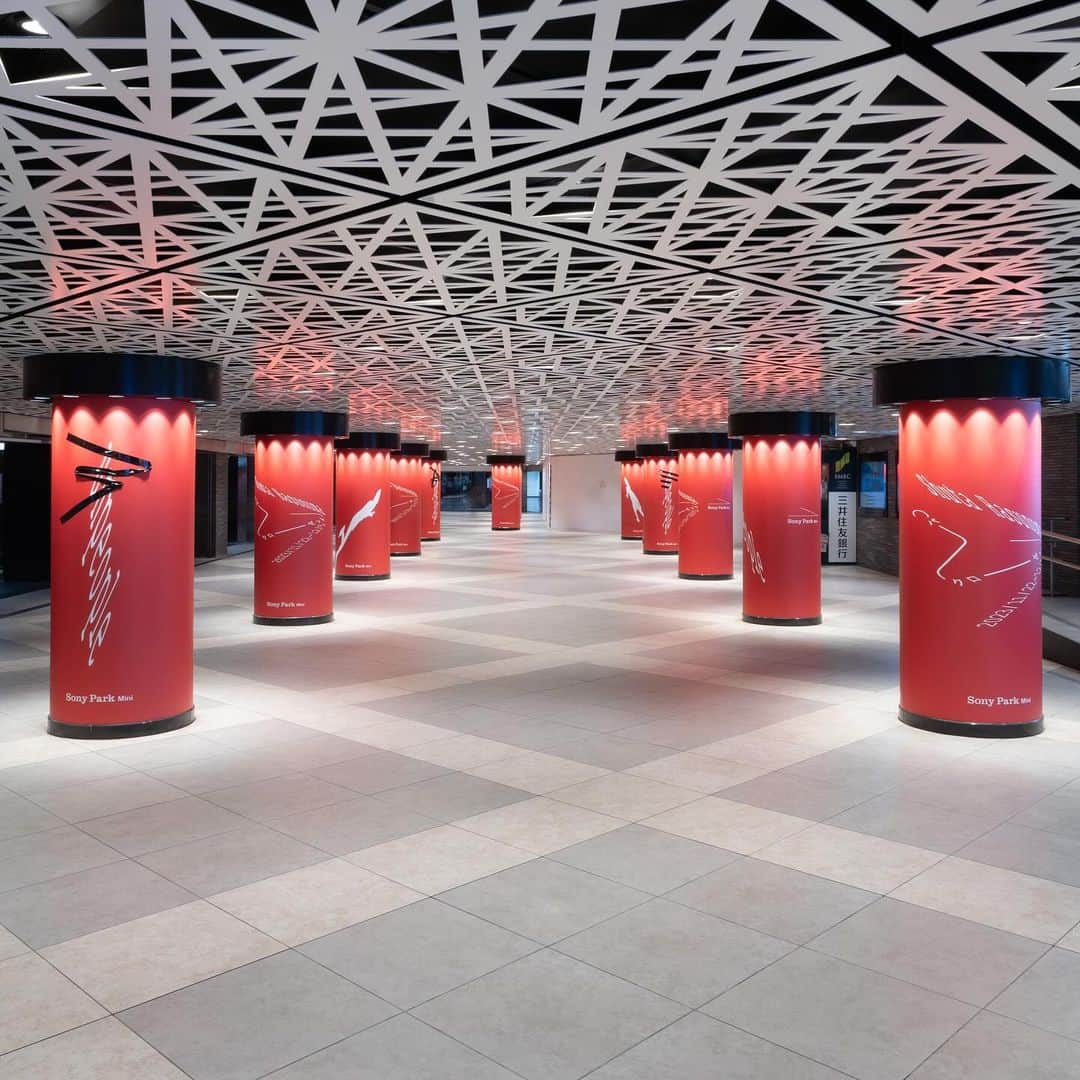 GINZA SONY PARK PROJECTさんのインスタグラム写真 - (GINZA SONY PARK PROJECTInstagram)「【銀座駅地下コンコースの赤い柱 / Red spreads in the Ginza underground station】  銀座駅の地下コンコースを歩いていると一際目立つ赤い柱。 Sony Park Miniで開催している「unpeople」（unに×印）へは、これを目印にお越しください。  赤い柱に描かれた「unpeople」の「un」に実際にテープを貼ってタイトルを仕上げたのは蓮沼執太さんとグラフィックデザインを担当された田中せりさん。 ひとつひとつの柱も辿ってみてください。  The title on the pillars were arranged by the artist, Shuta Hasunuma and Seri Tanaka, who did the graphic design for this program. They actually put tape on the "un" of "unpeople" parts on these red pillars.  @shuta_hasunuma #蓮沼執太 #ShutaHasunuma #people_ShutaHasunuma #パークローゼット #ParCloset #unpeople #アンピープル  #銀座ギャラリー #銀座アート巡り #SonyParkMini #SonyPark #Ginza #GinzaSonyParkProject」11月29日 18時00分 - ginzasonypark
