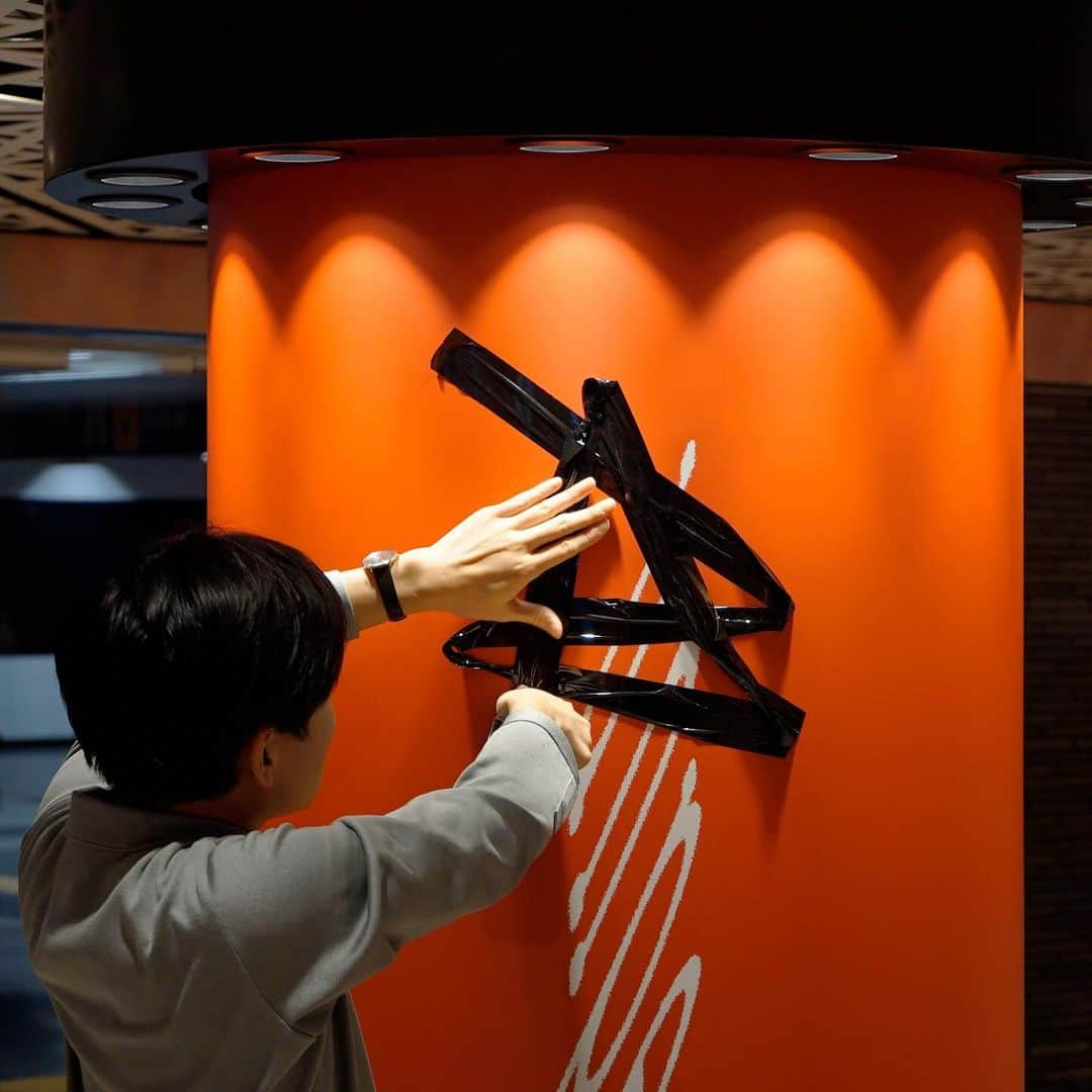 GINZA SONY PARK PROJECTさんのインスタグラム写真 - (GINZA SONY PARK PROJECTInstagram)「【銀座駅地下コンコースの赤い柱 / Red spreads in the Ginza underground station】  銀座駅の地下コンコースを歩いていると一際目立つ赤い柱。 Sony Park Miniで開催している「unpeople」（unに×印）へは、これを目印にお越しください。  赤い柱に描かれた「unpeople」の「un」に実際にテープを貼ってタイトルを仕上げたのは蓮沼執太さんとグラフィックデザインを担当された田中せりさん。 ひとつひとつの柱も辿ってみてください。  The title on the pillars were arranged by the artist, Shuta Hasunuma and Seri Tanaka, who did the graphic design for this program. They actually put tape on the "un" of "unpeople" parts on these red pillars.  @shuta_hasunuma #蓮沼執太 #ShutaHasunuma #people_ShutaHasunuma #パークローゼット #ParCloset #unpeople #アンピープル  #銀座ギャラリー #銀座アート巡り #SonyParkMini #SonyPark #Ginza #GinzaSonyParkProject」11月29日 18時00分 - ginzasonypark