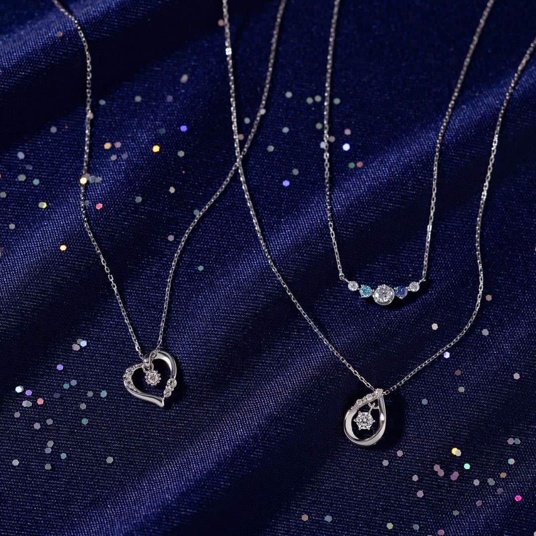 ４℃ / ヨンドシーのインスタグラム：「【2023 Christmas Collection】 ～BLESSING BLUE -祝福はきらめきの中に-～  プラチナコーティングの輝きが美しい限定ジュエリー。  ダイヤモンドや煌めくストーンが魅力的なデザインは、大切なひとへのプレゼントにもおすすめです。   左から ¥15,400(税込) SILVER(11234-462-1901) ¥19,800(税込) SILVER(11234-462-1902)    #ヨンドシー #ジュエリー #ネックレス #クリスマス #プレゼント #ギフト #ご褒美ジュエリー #ファッション #新作 #ブルー #青 #誕生石 #jewelry #necklace #gift #fashionjewelry #newarrivals #collection #christmas #blue #birthstone #112344621901 #112344621902」