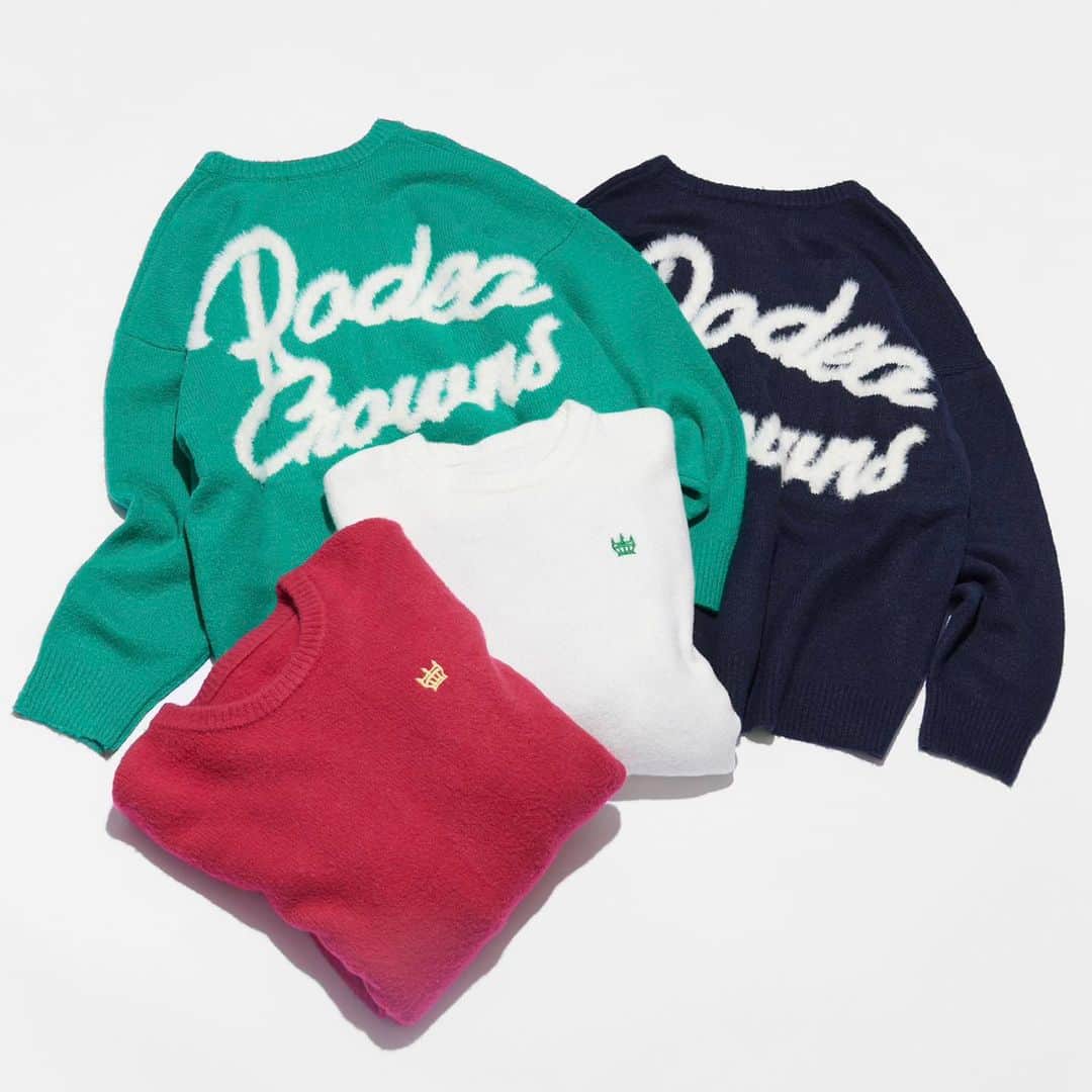 のインスタグラム：「#RCWB#RODEOCROWNS NEW ARRIVAL ▶12/6(WED) 発売スタート ━━━━━━━━━━━━━━━━━━━━━━ ふわふわシャギー糸のロゴが可愛いニットトップス。 フロントは、ワンポイントのクラウン刺繍なので、 コーディネートもしやすく、オケージョンシーズンにも ぴったりのアイテムです。  シャギースクリプトロゴニットトップス (420GAI70-072M） NVY_O/WHT_D/PNK_GRN SIZE：F ￥5,500(税込) ━━━━━━━━━━━━━━━━━━━━━━ #RODEOCROWNSWIDEBOWL #ニット#ニットコーデ#シャギーニット」