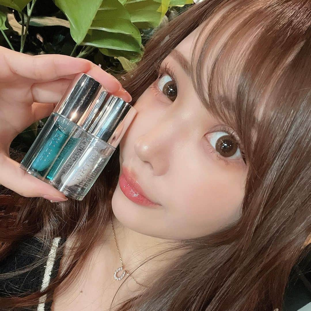 伊藤弥鈴のインスタグラム：「冬の乾燥唇の味方！ TIRTIR MY GLOW LIP OIL♥ @tirtir_jp_official   ガラスのような光沢でぷるぷるな潤いたっぷり高保湿ケアが出来るオイルなのにべたつきが少ない軽い使用感だから気に入ってます♡  「ミント」（NEW）  唇の疲れが気になる時にミントの爽やかさをたっぷり さっぱりした保湿感、ひんやり感が欲しい方におすすめ✨  「ハニー」 唇の乾燥が気になる時に、蜂蜜の潤いをたっぷり豊富な保湿と、うるおいケアが必要な方におすすめ✨  寝る前にたっぷり塗って、翌朝優しく拭き取れば、リップマスクとしても使えるよ🌃💋  コンパクトだからいつもバッグに入れて持ち歩いてる💓  #PR#TIRTIR#ティルティル#マイグロウリップオイル#ハニー#ミント#高保湿リップオイル#うる艶リップオイル#ガラスツヤ」