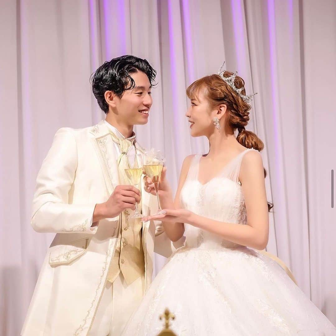 Choole 業界初、オンライン結婚式準備サービスさんのインスタグラム写真 - (Choole 業界初、オンライン結婚式準備サービスInstagram)「【 #ディズニーウエディング 】 #ウエディング #ウエディングドレス  #ディズニードレス  こんばんは！トキハナ編集部です✨  今回はディズニーウエディングをご紹介します💗 - - - - - - - -  Photo by @rick29rich  - - - - - - - —   ——————————————————  ⚜️トキハナInstagramとは？  ・結婚式準備に役立つ情報を毎日投稿♡  ・まだ結婚式場が決まっていない花嫁さまへ🌸  ドレス試着・パーソナルカラー診断イベント  定期開催中👗🌈   ・お見逃しのないよう  @tokihana_weddingからフォローください✨   ⚜️トキハナって？   LINEで式場探し使いやすさNo.1✨  『結婚式場見学予約サイト👰🏻‍♀️』    🕊トキハナの特徴🕊   ・持ち込みOKの式場掲載数No.1(自社調べ)👑  ・即決不要で、最大割引が貰える💰  ・自分たちの費用が見学前にわかるから安心💛  ・LINEでいつでも元プランナーに相談できる💡  ・カンタン診断で好みの式場が見つけられる💖  ・ドレス最大50%オフクーポンもget👗  登録はID検索orQRコードから▼   ID:@608xvfyd  —————————————————   #ウエディングドレス #カラードレス #ドレス #ドレス試着 #ドレス迷子 #ドレス探し  #結婚式 #結婚式準備 #プレ花嫁 #卒花嫁 #ディズニーウエディング  #ディズニーウエディング #トキハナ」11月29日 18時01分 - tokihana_wedding