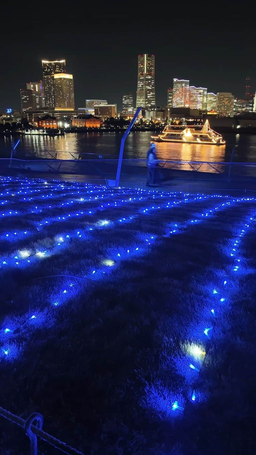 横浜市のインスタグラム：「Lively Yokohama nights! 💫  Tag your photos and videos with #myyokohama! Video: @narisakoz」