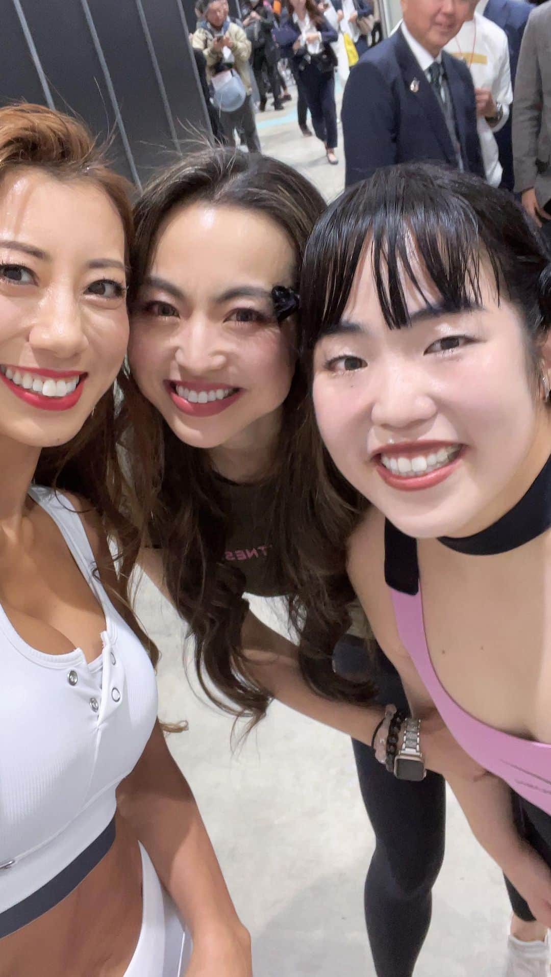 安井友梨のインスタグラム：「Wellness Tokyo2023トークイベント 【トレーニングで培った折れない心と体をつくる秘訣】  150人の定員が即満席となり、、増員分も即満席🈵  当日立ち見の方もたくさんいらっしゃり、、  本当に沢山の方々がわざわざ足を運んでくださいました。 ありがとうございました😭  私の左足親指に負った粉砕骨折がどれだけ重傷だとわかっていても、絶対にわかりたくない。 「“骨折全治一年”」に心折れかけた私。  骨折よりも心を突き刺す痛みの方がずっとずっと耐え難かった。気が付けば、頬をつたう涙が止めどなく流れ落ちていた。  今回の骨折は、失ったものばかりではなく、まだまだ足りなかった大きなものを私に気付かせてくれました。   それは、支えて下さる皆さまへの「感謝」と競技を“やらせていただける”「喜び」です。   まさに「怪我の功名」でした。   「何一つ私一人でできることなどなく、当たり前なことなど何もない、ビキニ競技をやらされているわけでもなく、ただ好きなだけでやっているだけでもなく、皆さまのお支えの下で“やらせていただいているんだ”」という感謝の気持ちにもう一度気付かせてくれました。   『感謝の気持ちは、無限大です』   骨折を糧に大きく成長させてもらうことができました。  鋼の心ではなく、枝垂れ柳のような心を㊙️㊙️  どんな辛い事や試練にも神様からのプレゼント🎁なんだ！成長出来るチャンスタイムだと捉えています。 転びながらでも1ミリでも前に進む 例え準備が整っていなくても、 見切り発車で失敗を恐れず、ガンガンチャレンジしていきましょう✨  岡部友さん、ゆりやんレトリィバァさん大好きなお2人❤️ 御参加くださいました皆様、ありがとうございました✨✨  @tomo_fitness  @yuriyan.retriever  #トレーニング #トレーニング」