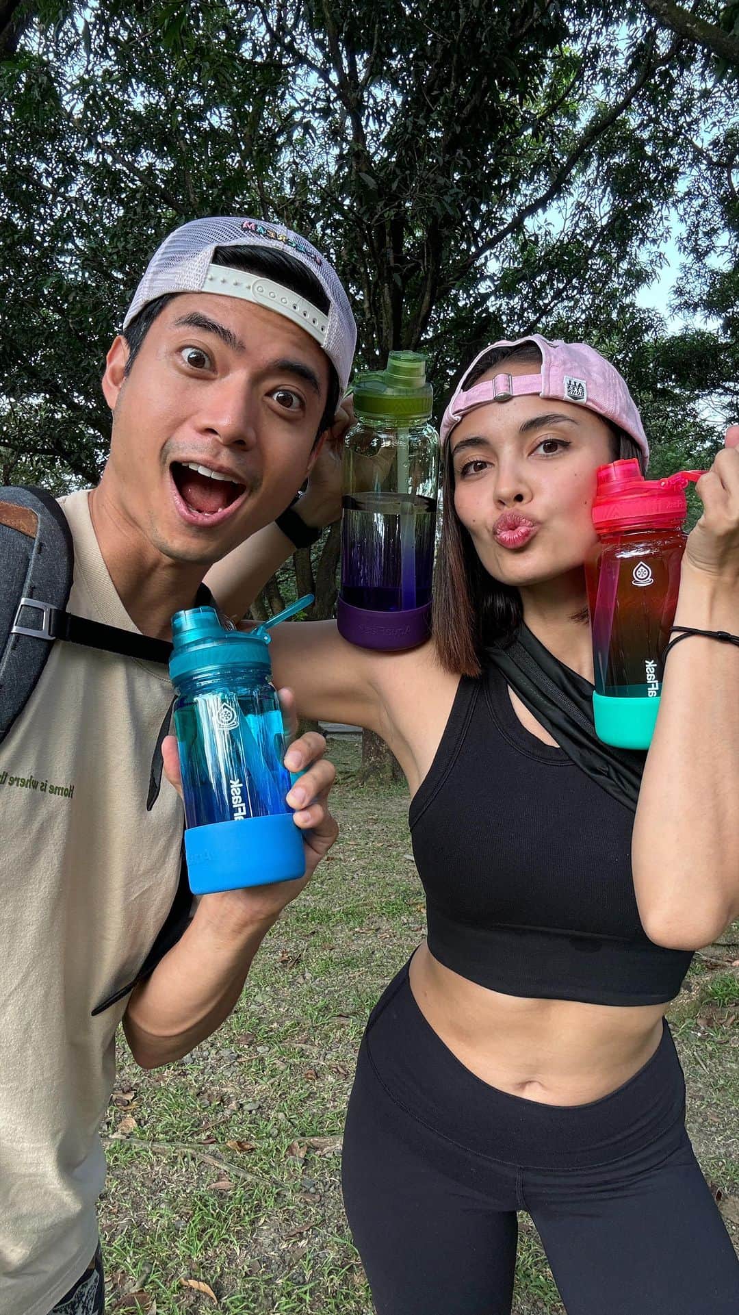ミーガン・ヤングのインスタグラム：「It’s a pretty busy time of the year for us but we still try to go outside and find places within the city to run outdoors. We have to make sure to stay hydrated so we brought along the newest AquaFlask Trek Series in the colors Bowen for Boneezy and Logan for Fofo 💧 The material used is the most durable food-grade plastic ever developed. Guaranteed 100% BPA free. We’re excited to customize it with some stickers too!!!  #LiveLifeToTheFullest #AquaFlaskAdventures #AquaFlaskTrek #AquaFlaskPH」