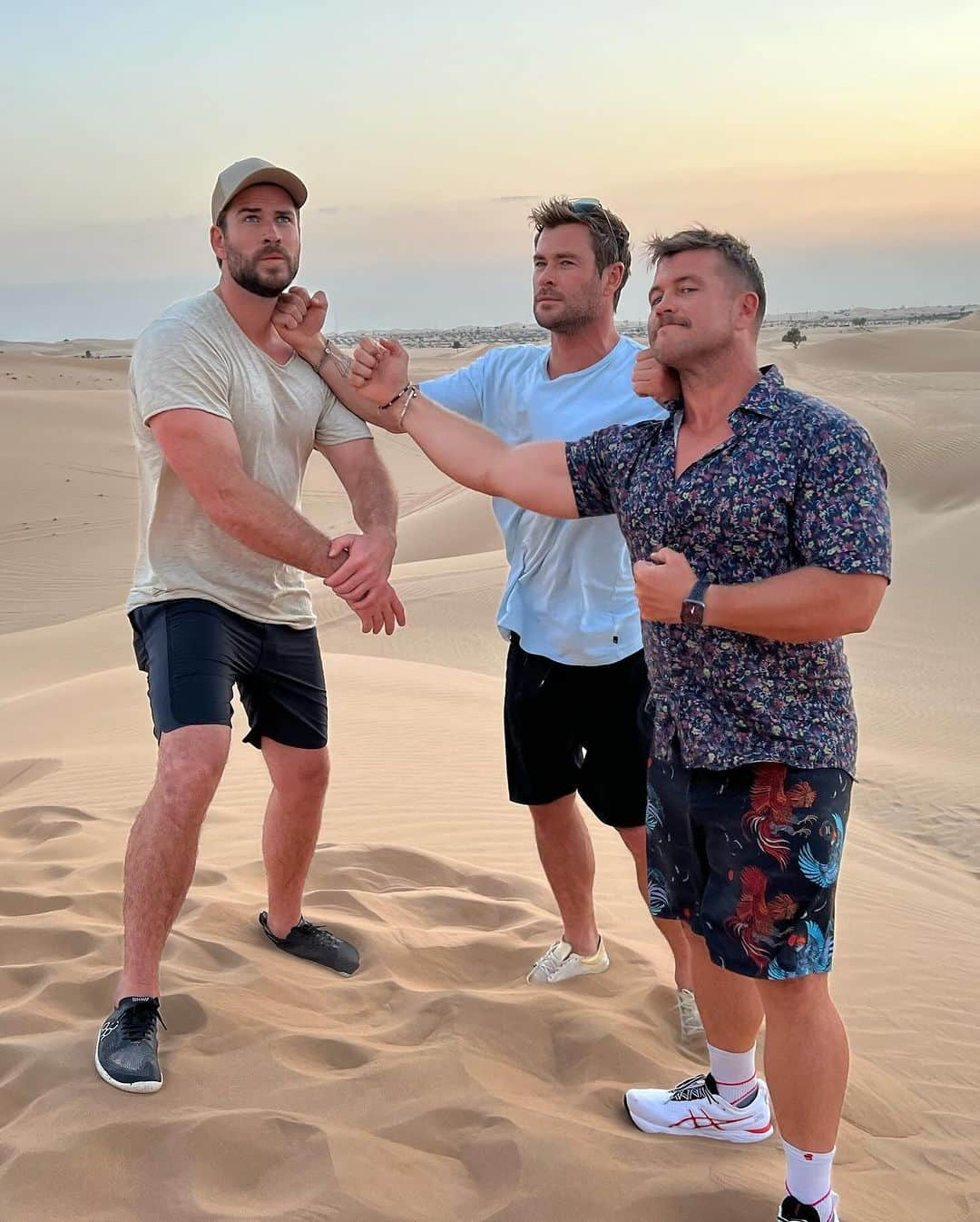 クリス・ヘムズワースのインスタグラム：「A few snaps from an epic family trip to #abudhabi @lukemun @hemsworthluke @liamhemsworth @visitabudhabi」