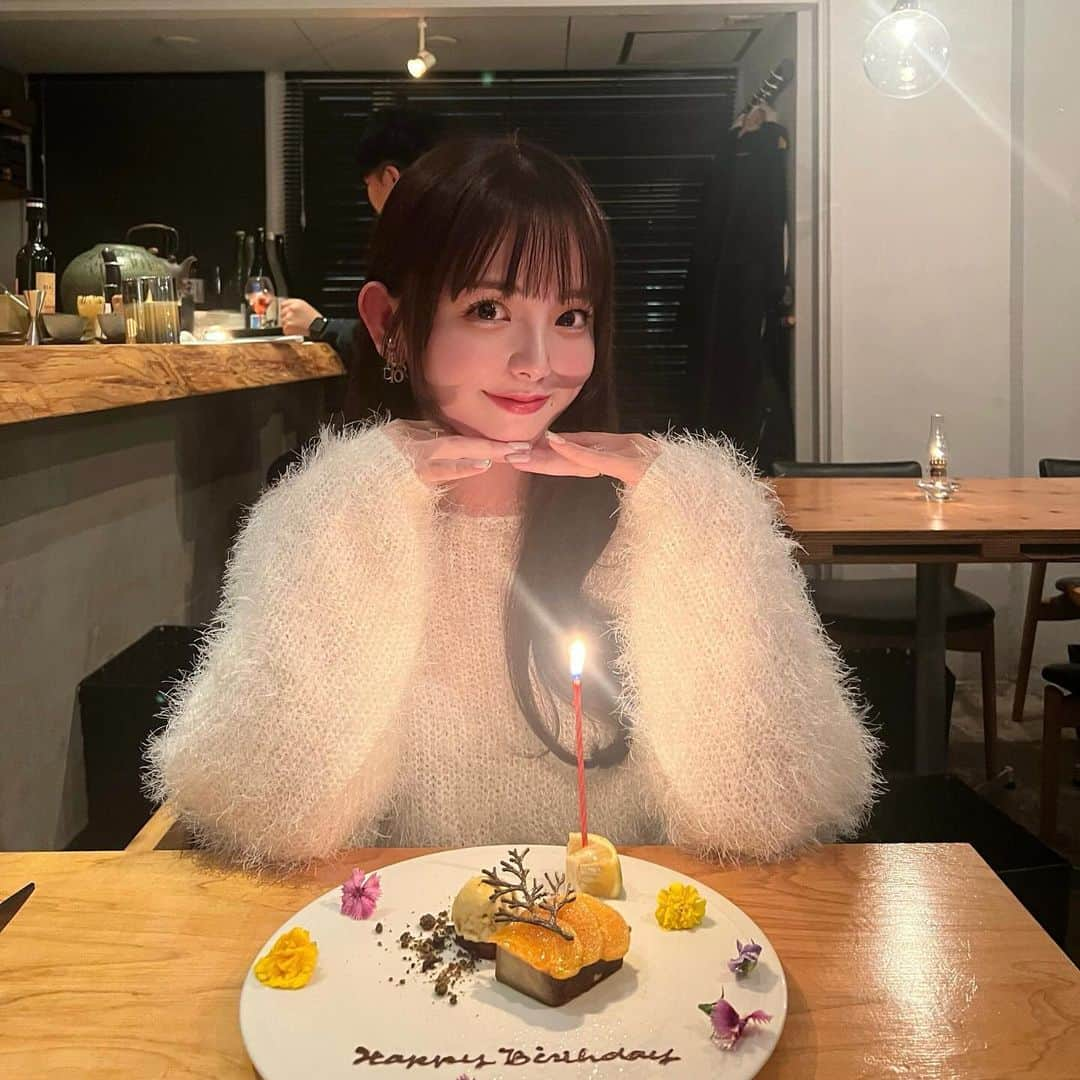 横山紗弓さんのインスタグラム写真 - (横山紗弓Instagram)「本日、27歳になりました🕯️  たくさんのお祝いのmessage ありがとうございます♡ 朝からずっと幸せな気持ち😌  お誕生日は、周りへの感謝と共に どんな歳の重ね方をしたいか自分と向き合うのですが 27歳✨なんだか次から次に浮かんできます🫧 挑戦してみたいこと、成し遂げたいこと ぜーんぶ楽しんで「素敵な1年になりますように」 叶えます🫶 #birthday」11月29日 18時03分 - 1129sym