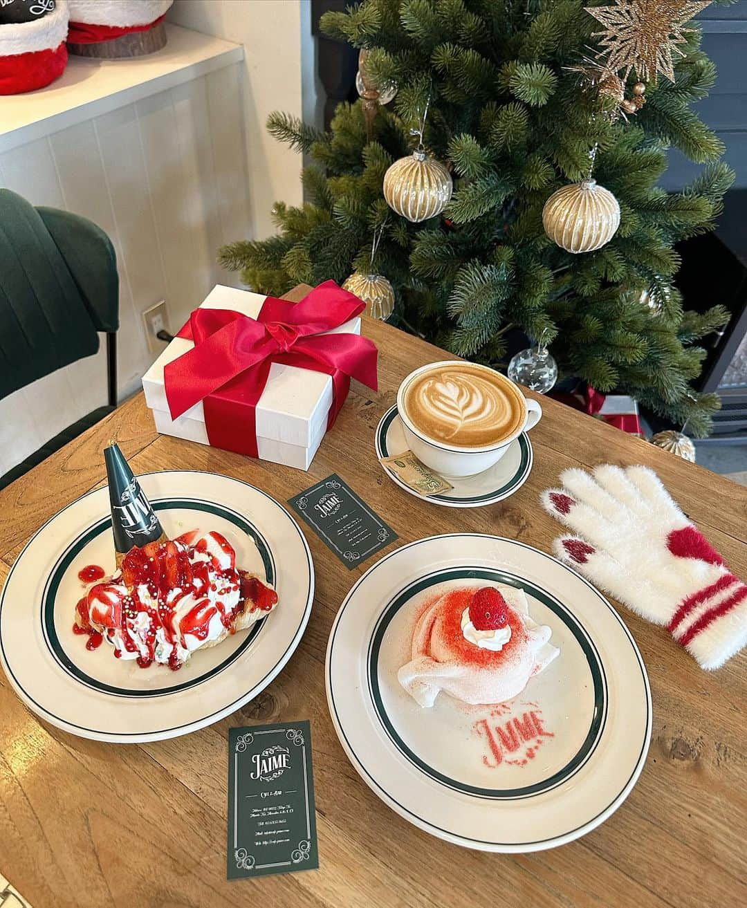 ひなたろす（佐原ひなた）のインスタグラム：「@jaime_cafe.et.bar  赤坂のjaime❤️‍🔥 カフェがクリスマス🎄仕様になってたよ♡ クロッフルといちごお餅🍓美味しすぎた🎀  １５時くらいにお店出たんだけど 出た頃には大行列だった🥹🥹  📍赤坂6-16-4  #赤坂カフェ #cafe #六本木カフェ #六本木ランチ #赤坂ランチ #恵比寿カフェ #渋谷カフェ #カフェ巡り #クリスマスプレゼント #xmas #xmastree #クリスマススイーツ #表参道カフェ #原宿カフェ #クリスマス #クリスマスケーキ #乃木坂カフェ #東京カフェ #カフェスタグラム #サンタ #ツリー  #代官山カフェ #新大久保カフェ」