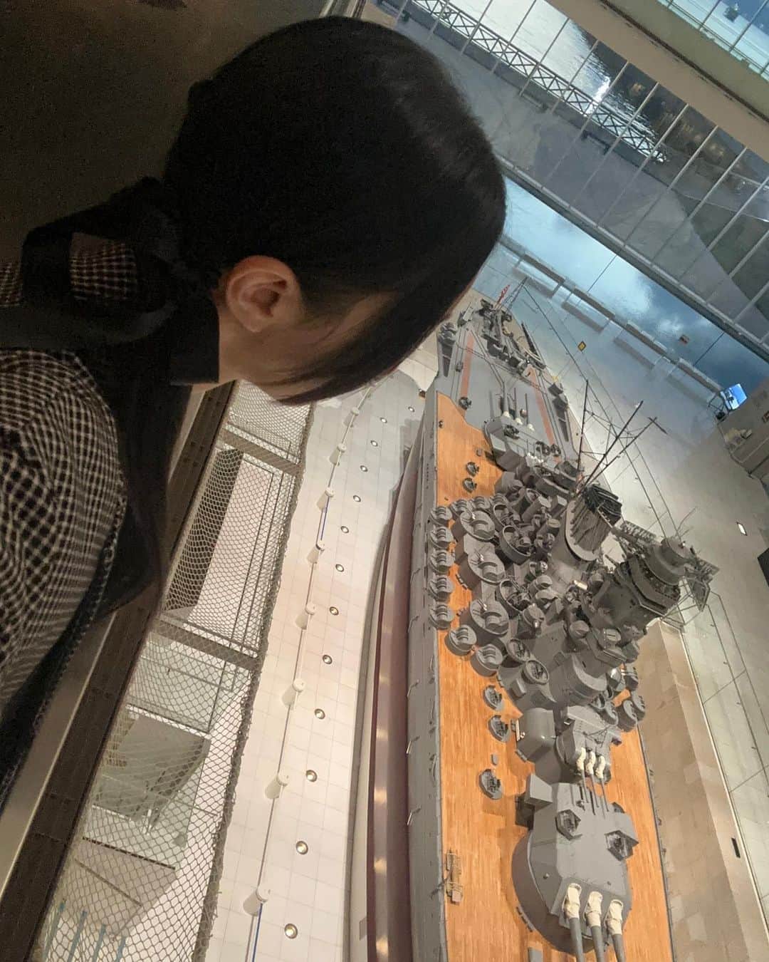 芹那さんのインスタグラム写真 - (芹那Instagram)「１１月はいろいろな場所へ行ってきたの😌#広島#呉 の旅は特に思い出に残ったよ😊#大和ミュージアム にある全長２６３㍍全幅３８・９㍍だった大和の１０分の１サイズで作られた模型、迫力すごい😳👏🏻💫  ここから見えた夕焼けとっても美しかった🦪  👗 @muel_chic のワンピジャケットも形がとってもキレイ🥰」11月29日 18時05分 - serinaofficial