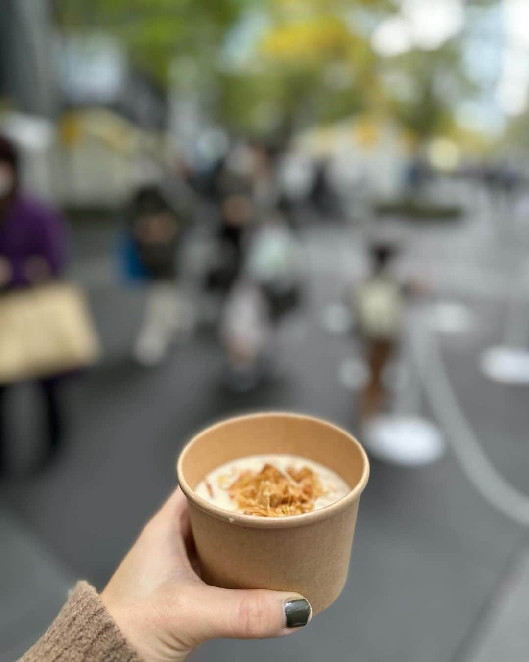 長谷川あやさんのインスタグラム写真 - (長谷川あやInstagram)「・ TOKYO周穫祭2023 ～おいしい！たのしい！東京周遊フェス～に 遊びに行ってきたーーー😆✌️ @tokyo_syukaku_sai  東京各地の特産品を ぎゅーっっと集めたイベントなのですが 「食」だけでなく各地の魅力を伝え 各地への誘客を視野にいれた 観光支援イベントでもあるんです🙏🤍  今回東京チェンソーズさんによる ワークショップ木のスプーン作りも 娘と一緒体験してきました✨ 作りながら檜のいい香りがたまらなくて 最高のお土産ができたなぁ🥺💭  楽しみにしていたご飯タイムは 高円寺アボカド食堂さんの 高円寺レモネードと 彩雅さんの東村山黒焼きそば そしてオレンジページ コラボキッチンカーの 千住ねぎとあさりの東京牛乳クラムチャウダー😋🍴  たまたまお友達にも会えて 青空の下みんなで食べるご飯はさらに 美味しく感じました🤍  島しょ地域を旅していた時期もあったので 小笠原諸島や式根島など 思い入れのあるコーナーもたくさんあり いつかまた行きたいなぁと 旅欲がふつふつ、、、笑  東京の魅力がぎゅーっと詰まった 最高のイベントでした🤍 ※本イベントは終了しております  #sponsored #TOKYO周穫祭2023#東京周遊フェス」11月29日 18時05分 - ayasuke_0516