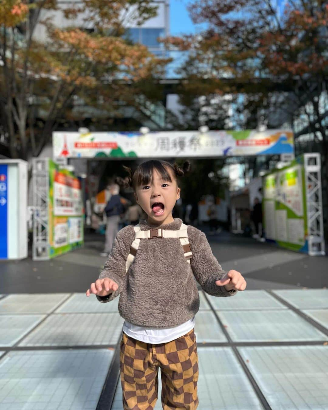 長谷川あやさんのインスタグラム写真 - (長谷川あやInstagram)「・ TOKYO周穫祭2023 ～おいしい！たのしい！東京周遊フェス～に 遊びに行ってきたーーー😆✌️ @tokyo_syukaku_sai  東京各地の特産品を ぎゅーっっと集めたイベントなのですが 「食」だけでなく各地の魅力を伝え 各地への誘客を視野にいれた 観光支援イベントでもあるんです🙏🤍  今回東京チェンソーズさんによる ワークショップ木のスプーン作りも 娘と一緒体験してきました✨ 作りながら檜のいい香りがたまらなくて 最高のお土産ができたなぁ🥺💭  楽しみにしていたご飯タイムは 高円寺アボカド食堂さんの 高円寺レモネードと 彩雅さんの東村山黒焼きそば そしてオレンジページ コラボキッチンカーの 千住ねぎとあさりの東京牛乳クラムチャウダー😋🍴  たまたまお友達にも会えて 青空の下みんなで食べるご飯はさらに 美味しく感じました🤍  島しょ地域を旅していた時期もあったので 小笠原諸島や式根島など 思い入れのあるコーナーもたくさんあり いつかまた行きたいなぁと 旅欲がふつふつ、、、笑  東京の魅力がぎゅーっと詰まった 最高のイベントでした🤍 ※本イベントは終了しております  #sponsored #TOKYO周穫祭2023#東京周遊フェス」11月29日 18時05分 - ayasuke_0516