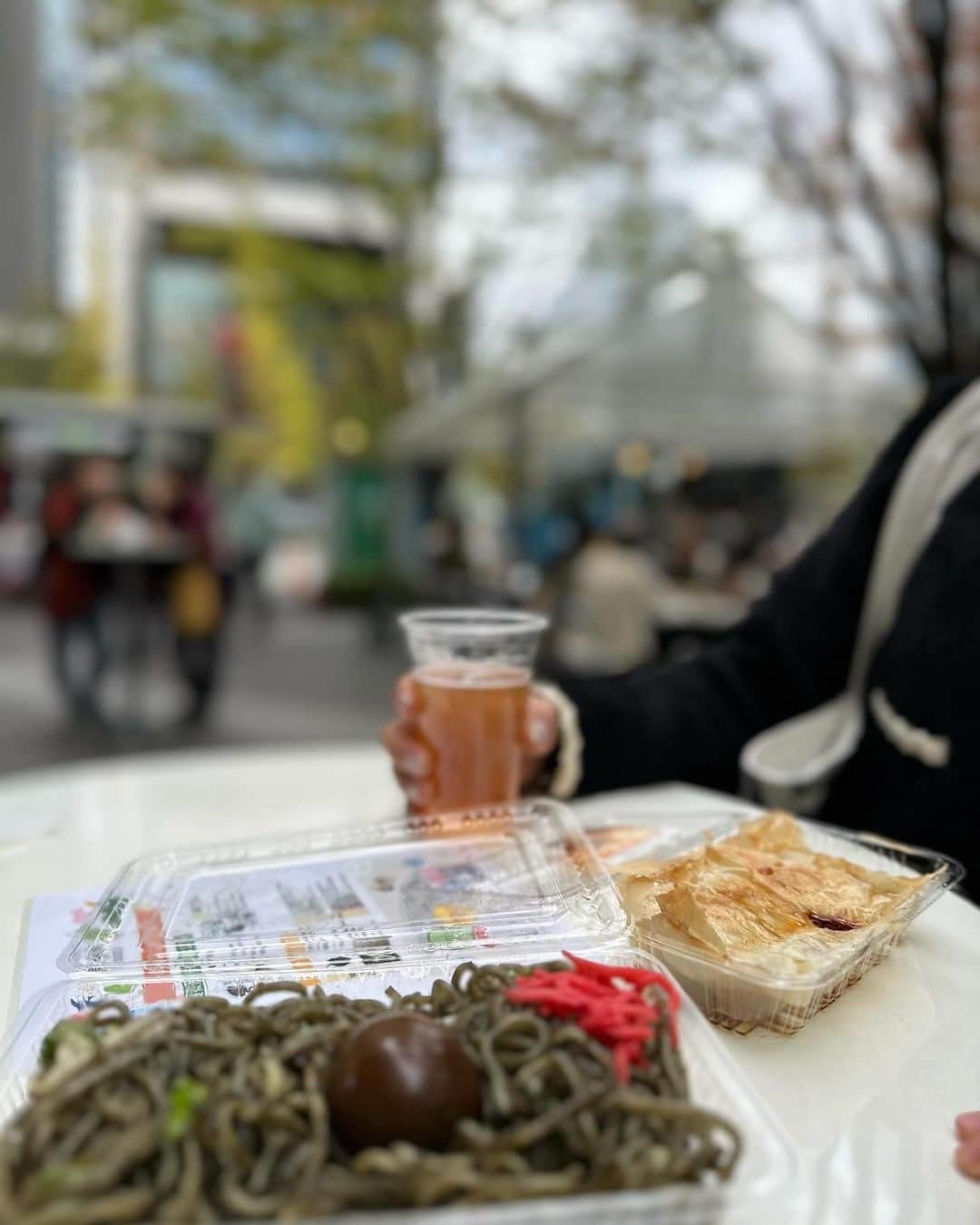 長谷川あやさんのインスタグラム写真 - (長谷川あやInstagram)「・ TOKYO周穫祭2023 ～おいしい！たのしい！東京周遊フェス～に 遊びに行ってきたーーー😆✌️ @tokyo_syukaku_sai  東京各地の特産品を ぎゅーっっと集めたイベントなのですが 「食」だけでなく各地の魅力を伝え 各地への誘客を視野にいれた 観光支援イベントでもあるんです🙏🤍  今回東京チェンソーズさんによる ワークショップ木のスプーン作りも 娘と一緒体験してきました✨ 作りながら檜のいい香りがたまらなくて 最高のお土産ができたなぁ🥺💭  楽しみにしていたご飯タイムは 高円寺アボカド食堂さんの 高円寺レモネードと 彩雅さんの東村山黒焼きそば そしてオレンジページ コラボキッチンカーの 千住ねぎとあさりの東京牛乳クラムチャウダー😋🍴  たまたまお友達にも会えて 青空の下みんなで食べるご飯はさらに 美味しく感じました🤍  島しょ地域を旅していた時期もあったので 小笠原諸島や式根島など 思い入れのあるコーナーもたくさんあり いつかまた行きたいなぁと 旅欲がふつふつ、、、笑  東京の魅力がぎゅーっと詰まった 最高のイベントでした🤍 ※本イベントは終了しております  #sponsored #TOKYO周穫祭2023#東京周遊フェス」11月29日 18時05分 - ayasuke_0516