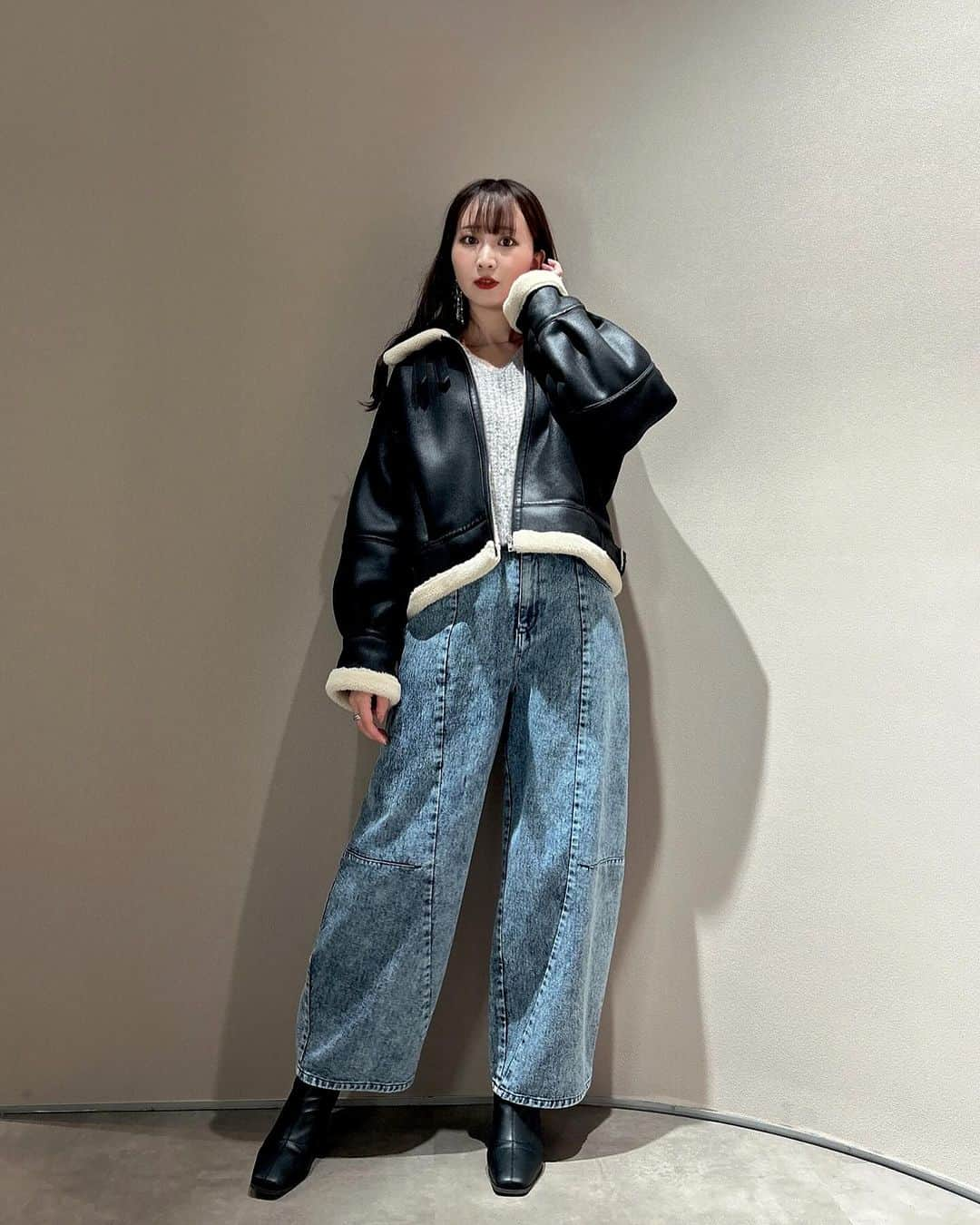 RUNWAY channelさんのインスタグラム写真 - (RUNWAY channelInstagram)「【みんながチェックしてる！】：dazzlin 人気ブランドのスタッフコーデ🍂 今から買うアイテムの参考にしてみて👀   １．【153cm / 骨格ストレート】 リール着用コーデ Sサイズ着用  ２．dazzlinのカジュアルスタイリング★ ブルゾンは軽くて暖かいので汎用性🙆‍♀️ デニムはトレンドのローウエストに見えるデザインですが実際はハイウエストで着用するのでスタイルアップ◎   ３．153cmでもすっきり着れる！一気にオシャレみえ間違いないコート🧥🩵 ウエストの高い位置で切り替えがついており、しっかり脚長効果とウエストほっそり見えが叶う✨   ４．もっちもちな生地で触ると虜になります♡ ファーコートなのに後ろ姿がゴツくなら好華奢みえするところもポイント！閉めるとキラキラ光る金具がかわいい！  ･･････････････････････････････ ⁡ 📢続きはRUNWAYchannelで！  ／ RUNWAYchannelお得情報をお知らせ📢 ＼   ■会員限定特別イベント開催中 ■商品お気に入り登録でポイントが貯まる ⁡ ･･････････････････････････････ ⁡ #ファッション  #RUNWAYchannel#ランウェイチャンネル#MURUA #大人カジュアル #カーディガン #高身長女子 #高身長女子コーデ #大人可愛い #スタイルアップコーデ」11月29日 18時06分 - runway_channel