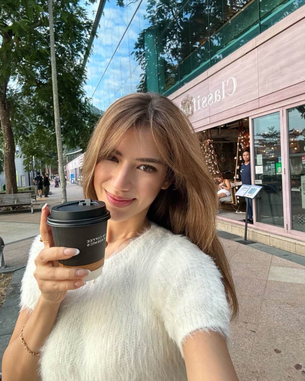 SARAのインスタグラム：「Enjoying summer in Hong Kong 🌞 香港はまだ夏です〜」