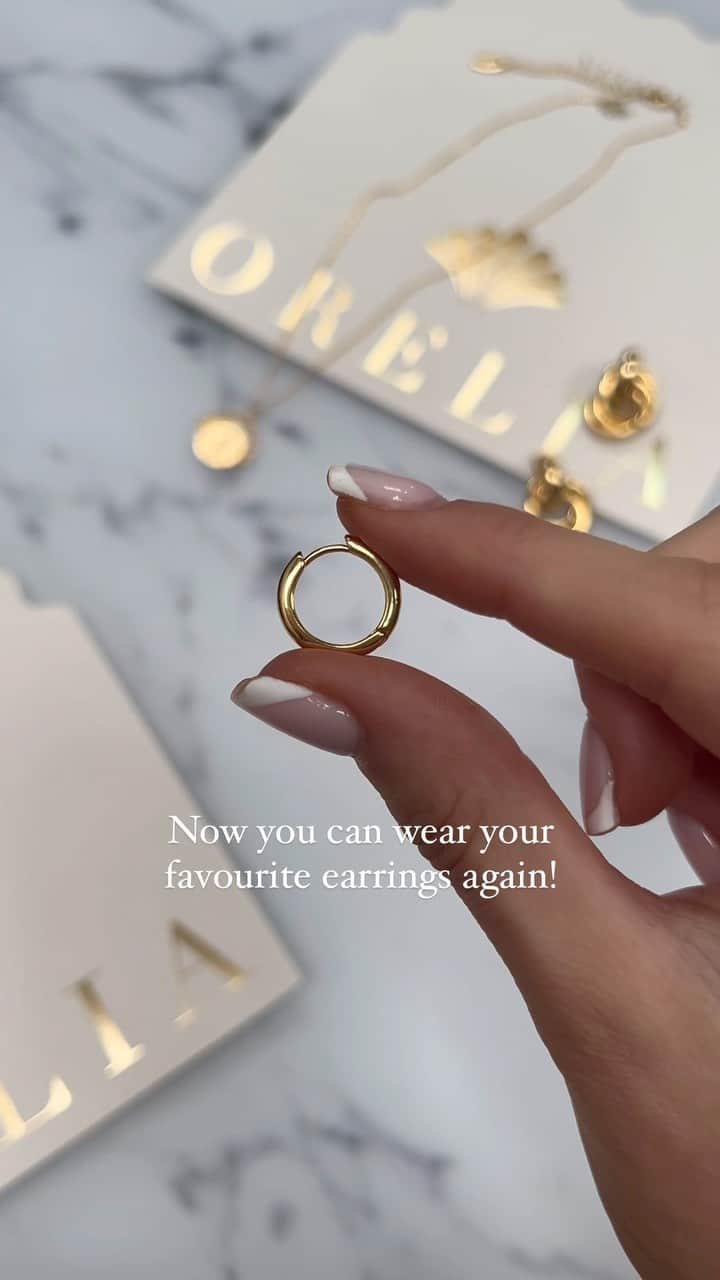 オレリアのインスタグラム：「Earring hack incoming!  Have your earrings lost that ‘click’? Simply push the post up with your thumb until you hear the infamous click and voila, you can start wearing your favourite earrings again!  #earringhack #jewelleryhacks #oreliajewellery」