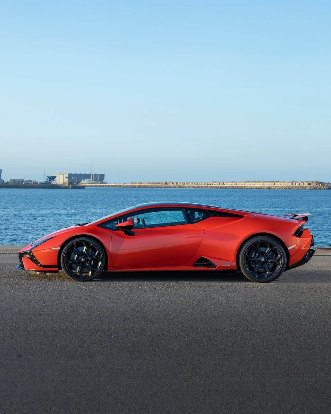 ランボルギーニさんのインスタグラム写真 - (ランボルギーニInstagram)「The most rewarding performance. The ultimate fun-to-drive experience. This is the soul of Huracán Tecnica.   #Lamborghini #HuracánTecnica #TakeAllYourSoulsToDrive __ Huracán Tecnica: fuel consumption combined: 14,5 l/100km (WLTP); CO2-emissions combined: 328 g/km (WLTP)」11月29日 18時16分 - lamborghini