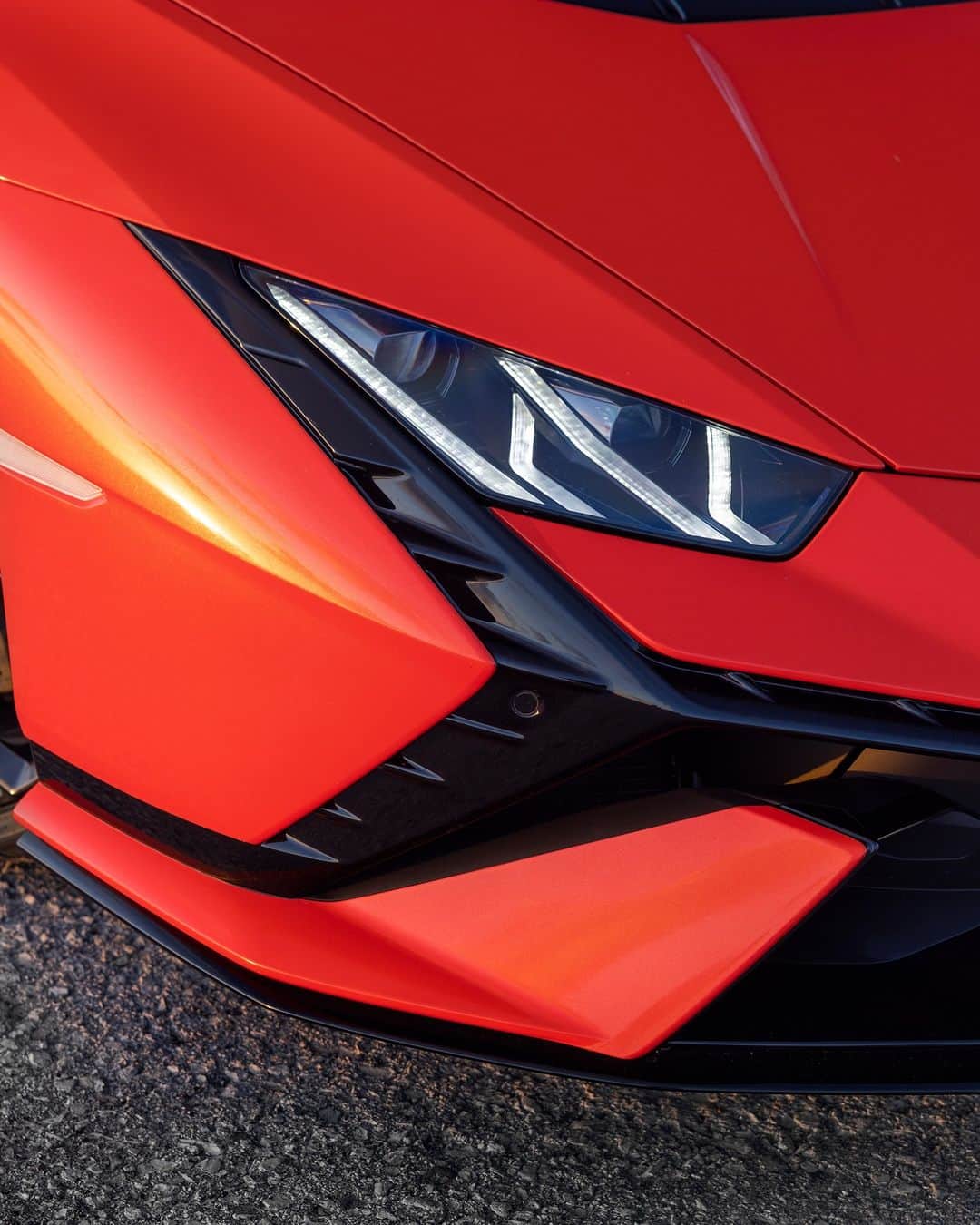 ランボルギーニさんのインスタグラム写真 - (ランボルギーニInstagram)「The most rewarding performance. The ultimate fun-to-drive experience. This is the soul of Huracán Tecnica.   #Lamborghini #HuracánTecnica #TakeAllYourSoulsToDrive __ Huracán Tecnica: fuel consumption combined: 14,5 l/100km (WLTP); CO2-emissions combined: 328 g/km (WLTP)」11月29日 18時16分 - lamborghini
