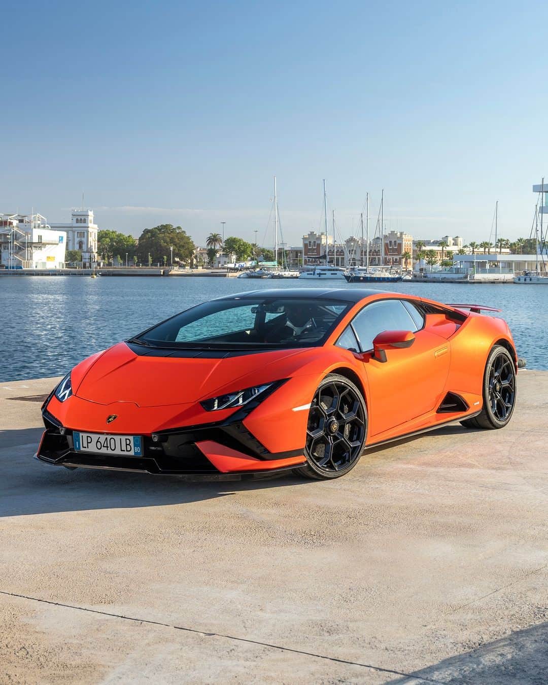 ランボルギーニのインスタグラム：「The most rewarding performance. The ultimate fun-to-drive experience. This is the soul of Huracán Tecnica.   #Lamborghini #HuracánTecnica #TakeAllYourSoulsToDrive __ Huracán Tecnica: fuel consumption combined: 14,5 l/100km (WLTP); CO2-emissions combined: 328 g/km (WLTP)」