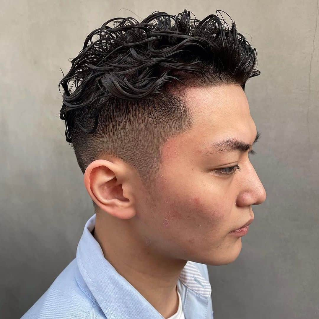 DRESSKINのインスタグラム：「埼玉県草加駅から歩いてすぐのところにあるLocal barber HIRAKAWA の店長 @muto.ta1 さんのスタイル💇💈  Repost from @localbarber_hirakawa_style   #ドレスキン #メンズコスメ #メンズグルーミング #バーバースタイル」