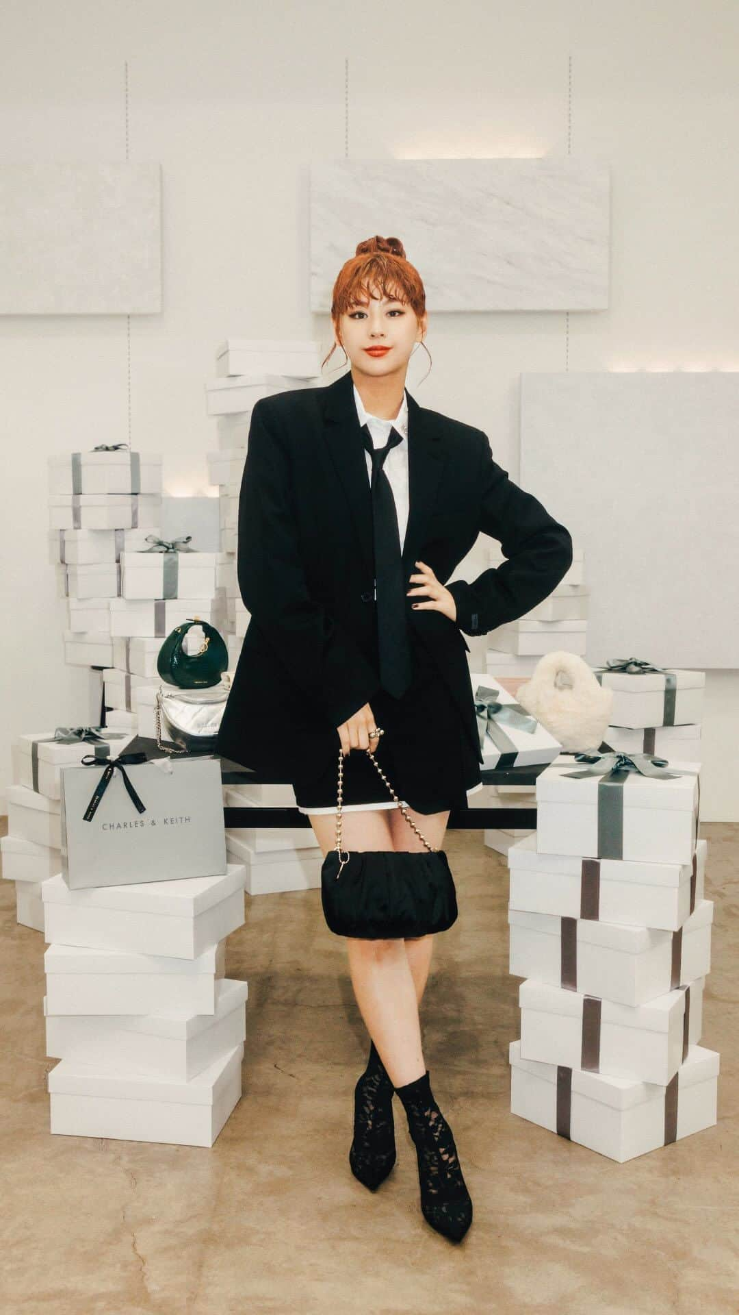 CHARLES & KEITH JAPAN CHARLES & KEITHのインスタグラム：「【HOLIDAY 2023 with @mariya_nishiuchi_official】⁠ 贈る相手のことを想いながらギフトを選べば、相手だけでなく、自分も笑顔になるはず。⁠ 今年はたくさんの想いを詰めて大切な人にギフトを贈ってみては?🎁⁠ ⁠ MODEL : MARIYA NISHIUCHI & LOLO⁠ PHOTOGRAPHY : KEISEI ARAI⁠ STYLING : RIKU OSHIMA⁠ HAIR&MAKEUP : CHIHIRO YAMADA⁠ ⁠ #CharlesKeithCelebrates⁠  #CharlesKeithFW23⁠ #チャールズアンドキース」