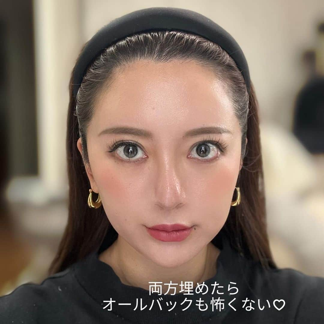 丸山慧子さんのインスタグラム写真 - (丸山慧子Instagram)「. 生え際がどんどん際どくなってきて アートメイクをするか悩んだけど アートメイクだと 髪色をコロコロ変える私には不向き という事で今回フジコのデコシャドウを✨  正面見て左側は埋めてて 右側埋めてないんだけど差がすごく無い？😳  これやるかやらないかで 相当変わるし 前髪を下ろしてる時は つむじにポンポン乗せてるよ🤍  ※いつもとカラコンもメイクも違うから めっちゃきつめです。笑  #コンプレックス解消メイク #fujiko  #小顔に見える #小顔メイク」11月29日 18時10分 - keiko.423