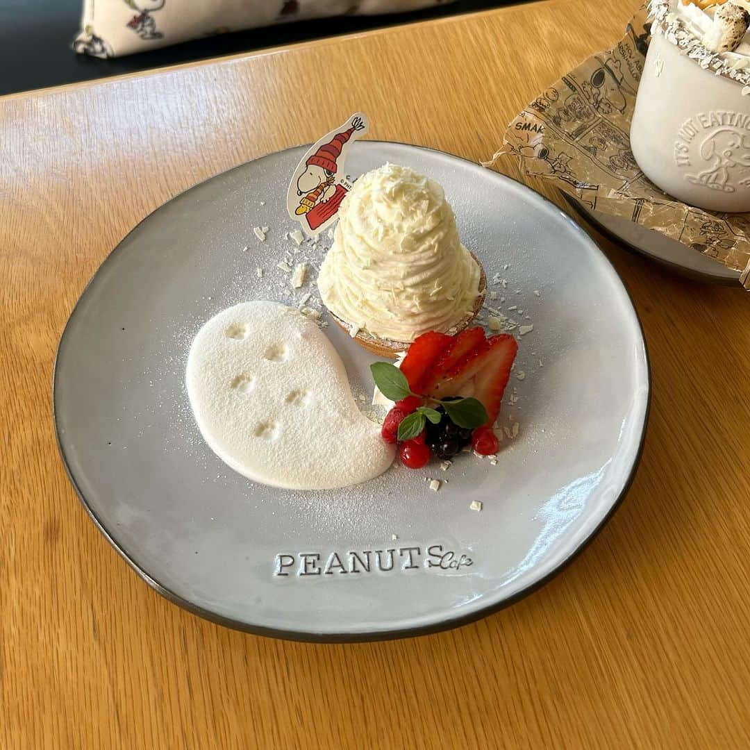 ピーナッツ カフェさんのインスタグラム写真 - (ピーナッツ カフェInstagram)「limited menu | PEANUTS Cafe  \ HAPPY HOLIDAYS！！ / 見た目も可愛いウィンターメニュー！  PEANUTSのコミックに登場するスヌーピーがそりすべりをしているシーンをモチーフした⾒た⽬も可愛いデザートやドリンクをご用意しております◎  タルトは、チョコムースとまるごと1個のいちごにチーズクリームを絞り雪⼭に⾒⽴て、程よい酸味のラズベリージャムがアクセントに。 ポップコーンやマシュマロなどトッピングし様々な⾷感が楽しめるホワイトショコララテと合わせてお楽しみください。  ‐販売期間 〜2024年１⽉中旬予定 ※無くなり次第終了となります。  ‐販売店舗 PEANUTS Cafe 全店舗 (PEANUTS Cafe 神戸を除く) PEANUTS DINER 神戸  詳しくは、@peanutscafe_tokyo トップのリンクより、HPにてご確認ください。」11月29日 18時11分 - peanutscafe_tokyo