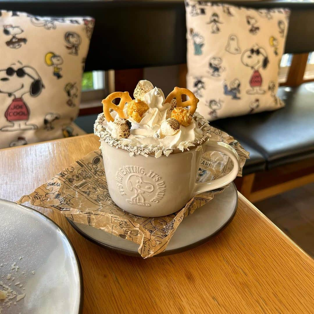 ピーナッツ カフェさんのインスタグラム写真 - (ピーナッツ カフェInstagram)「limited menu | PEANUTS Cafe  \ HAPPY HOLIDAYS！！ / 見た目も可愛いウィンターメニュー！  PEANUTSのコミックに登場するスヌーピーがそりすべりをしているシーンをモチーフした⾒た⽬も可愛いデザートやドリンクをご用意しております◎  タルトは、チョコムースとまるごと1個のいちごにチーズクリームを絞り雪⼭に⾒⽴て、程よい酸味のラズベリージャムがアクセントに。 ポップコーンやマシュマロなどトッピングし様々な⾷感が楽しめるホワイトショコララテと合わせてお楽しみください。  ‐販売期間 〜2024年１⽉中旬予定 ※無くなり次第終了となります。  ‐販売店舗 PEANUTS Cafe 全店舗 (PEANUTS Cafe 神戸を除く) PEANUTS DINER 神戸  詳しくは、@peanutscafe_tokyo トップのリンクより、HPにてご確認ください。」11月29日 18時11分 - peanutscafe_tokyo