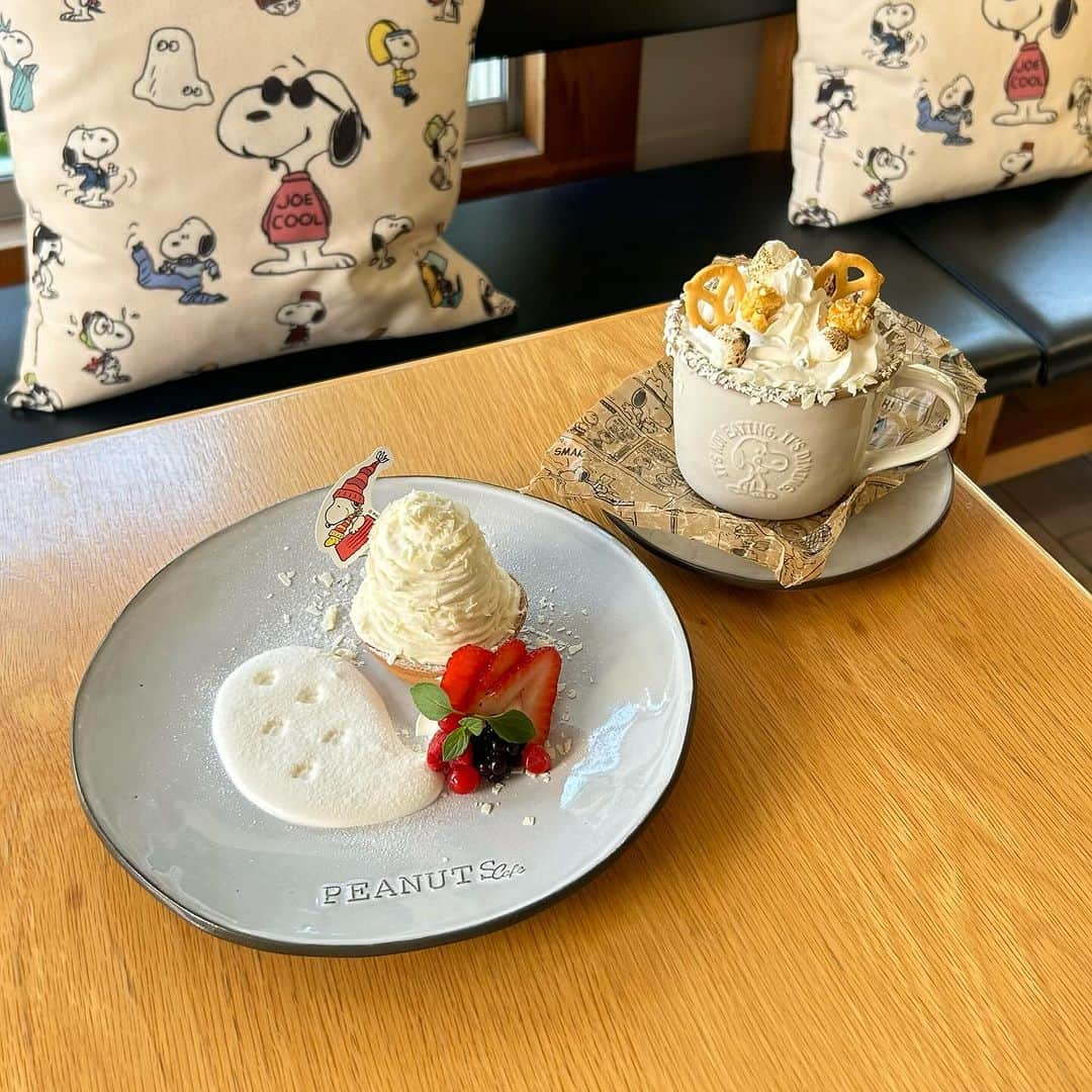 ピーナッツ カフェさんのインスタグラム写真 - (ピーナッツ カフェInstagram)「limited menu | PEANUTS Cafe  \ HAPPY HOLIDAYS！！ / 見た目も可愛いウィンターメニュー！  PEANUTSのコミックに登場するスヌーピーがそりすべりをしているシーンをモチーフした⾒た⽬も可愛いデザートやドリンクをご用意しております◎  タルトは、チョコムースとまるごと1個のいちごにチーズクリームを絞り雪⼭に⾒⽴て、程よい酸味のラズベリージャムがアクセントに。 ポップコーンやマシュマロなどトッピングし様々な⾷感が楽しめるホワイトショコララテと合わせてお楽しみください。  ‐販売期間 〜2024年１⽉中旬予定 ※無くなり次第終了となります。  ‐販売店舗 PEANUTS Cafe 全店舗 (PEANUTS Cafe 神戸を除く) PEANUTS DINER 神戸  詳しくは、@peanutscafe_tokyo トップのリンクより、HPにてご確認ください。」11月29日 18時11分 - peanutscafe_tokyo