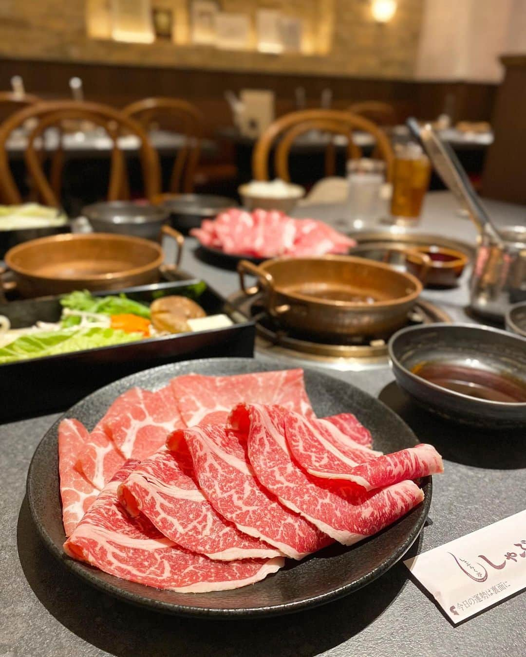 大谷朋子さんのインスタグラム写真 - (大谷朋子Instagram)「♡ * 11/29 いい肉の日🥩 * 先日、10月にオープンしたばかりの 「しゃぶらく亭 歌舞伎町店」へ行ってきました！ * 北新地焼肉きらくの系列店で、 上質な豚肉と国産の牛肉をリーズナブルにいただけるお店。 * 一番人気の「牛豚ミックスセット」を しゃぶしゃぶでいただきました♡ ポン酢と胡麻だれで、お肉が進む〜！！ ねぎたっぷり入れて美味しくいただきました。 * 野菜も〆のうどんもご飯もセットで、 本当にリーズナブルな価格でびっくり。 * 1人1鍋なので、気を遣わず、自分のペースで食べられるのがうれしい。 高級感のある店内でソファ席はゆっくりでしるし、カウンターもあるのでおひとり様でも気軽にしゃぶしゃぶが楽しめます♡ * @shaburakutei 見たら、 今日はいい肉の日で、このセット10円!!!! ってなってて目を疑いました👀 太っ腹すぎませんか♡ また行きたいお店🥩 * * #PR #しゃぶらく亭  #しゃぶらく亭歌舞伎町店  #新宿しゃぶしゃぶ #しゃぶしゃぶランチ  #新宿グルメ #新宿ランチ #新宿ディナー  #shabushabu #shabushabushinjuku  #いい肉の日 #1129 #🥩」11月29日 18時11分 - tomoko_ohtani