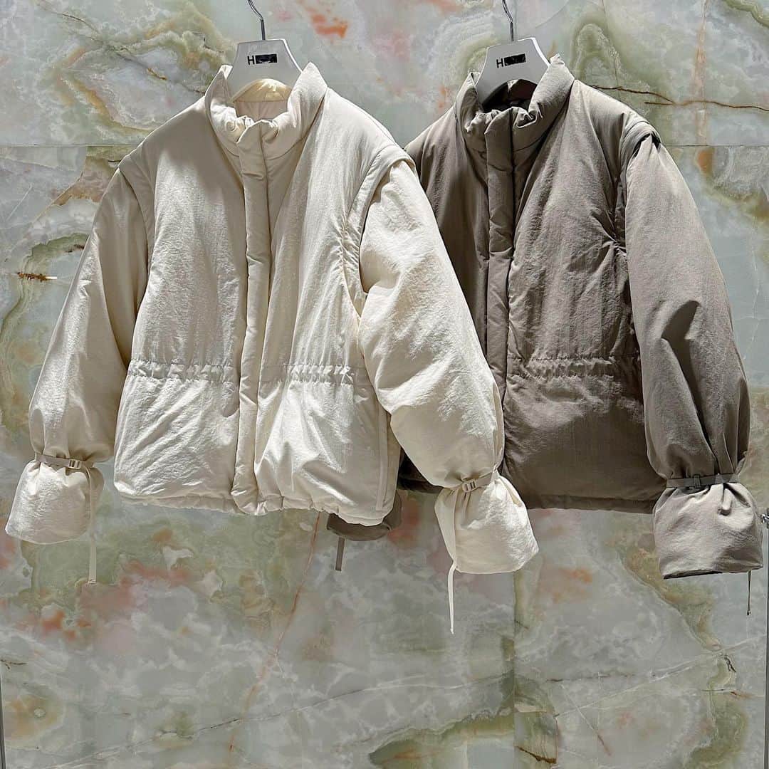 H BEAUTY&YOUTHのインスタグラム：「＜H BEAUTY&YOUTH＞ 2WAY NYLON DOWN JACKET ¥88,000 Color: NATURAL/OLIVE Size: S/M  FAKE FUR PULLOVER ¥20,900 Color: OFF WHITE/BLACK Size: FREE  #H_beautyandyouth #エイチビューティアンドユース @h_beautyandyouth  #BEAUTYANDYOUTH #ビューティアンドユース #Unitedarrows #ユナイテッドアローズ」