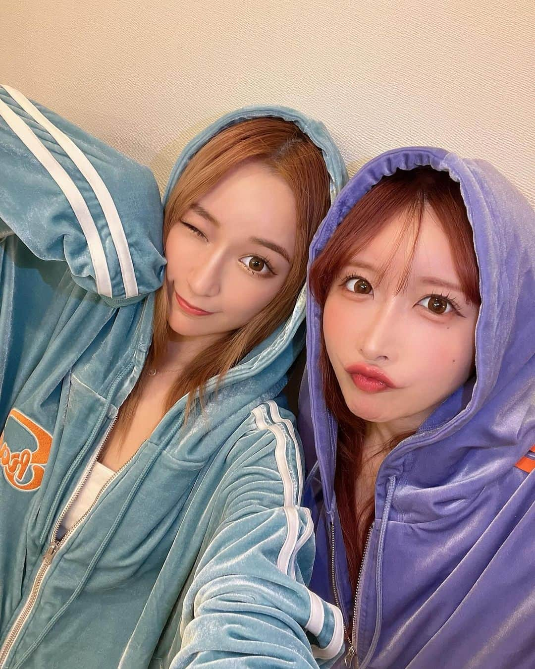 和栗汐里さんのインスタグラム写真 - (和栗汐里Instagram)「VELOUR NEO SET UP🩵💜🛸  さやかがかわいい〜って一足先に 着てくれた👶🏻ありがとっ///  まじ着心地良いのに生地しっかりしてて 高級感あるから高見えするセトア🥹❤︎‪❤︎‪  ついに明後日発売だよっ☺︎  #shaon #ベロア #セトア」11月29日 18時12分 - shipi0520