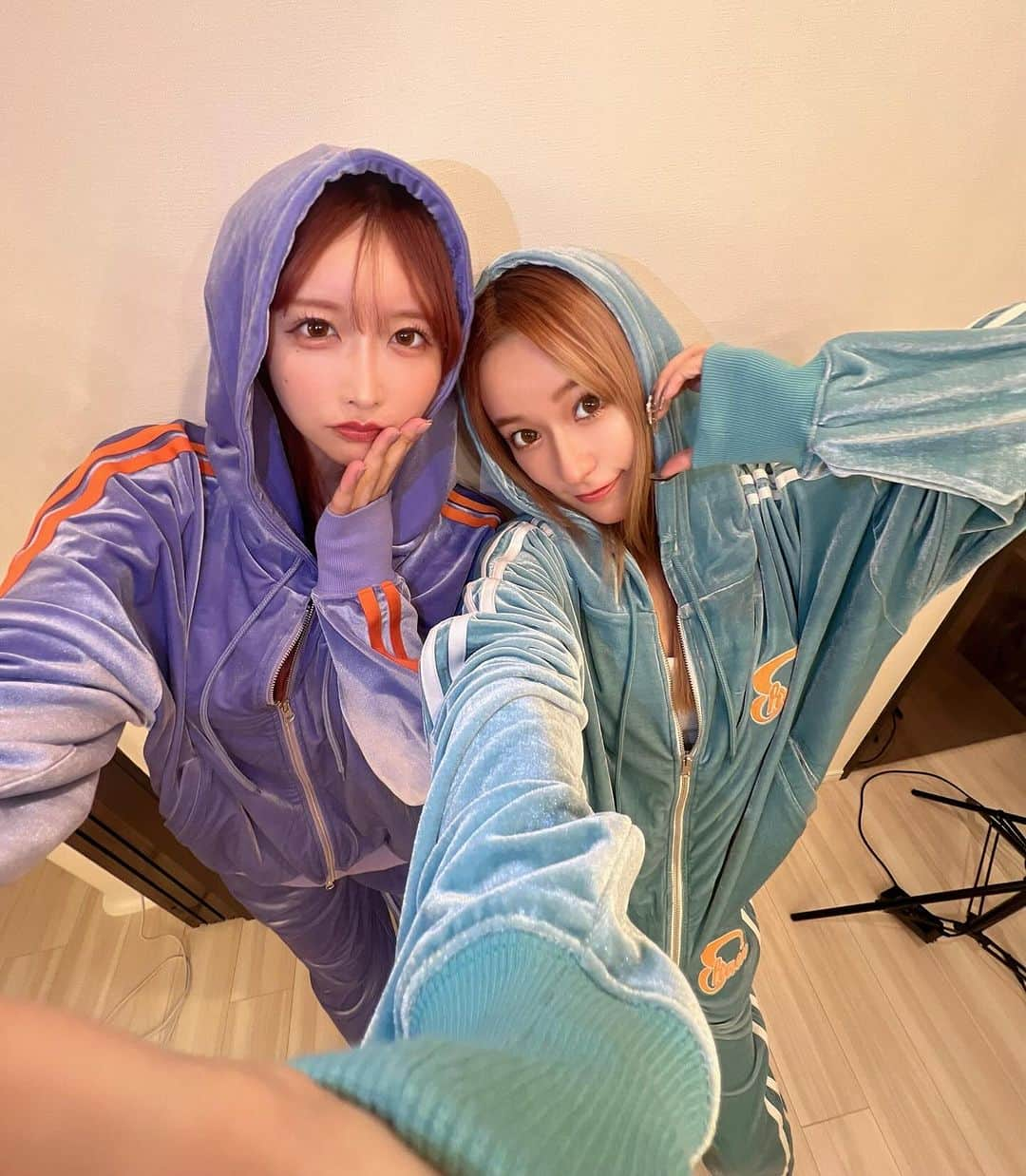 和栗汐里のインスタグラム：「VELOUR NEO SET UP🩵💜🛸  さやかがかわいい〜って一足先に 着てくれた👶🏻ありがとっ///  まじ着心地良いのに生地しっかりしてて 高級感あるから高見えするセトア🥹❤︎‪❤︎‪  ついに明後日発売だよっ☺︎  #shaon #ベロア #セトア」