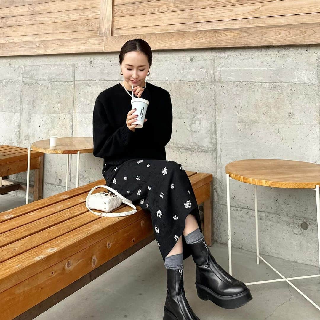 kyoco_ococのインスタグラム：「2日目コーデ👀🤎  outer/skirt @_bluelea_  bag @dior boots @therow」
