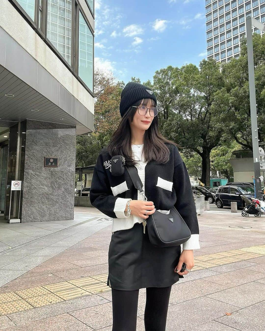 都築青空のインスタグラム：「𝙛𝙖𝙨𝙝𝙞𝙤𝙣 All PRADA DAY🖤  産後とても痩せたんだけど、 冷え性でむくみがひどいのが悩みで、、 はじめてLuluonnというものを体験してきました🧖  Luluonnは、温かいハーブミストと水素を浴びて、 疲れたココロとカラダを癒すもの。 久々に流れる滝汗とマッサージで、 足もむくみがとれてすっきり。  施術前は 基礎代謝1000kcalなかったのに、 施術後は、1000kcalこえました！ にしても、自分の代謝の悪さに驚いた😂 食べないし運動しないしで不健康… 痩せるなら健康的に痩せたいね🥲🥲  PR @yosaparkherbmelody #yosapark #yosaparkherbmelody #全身痩せ #痩身サロン #うるつや肌 #ルルオン」