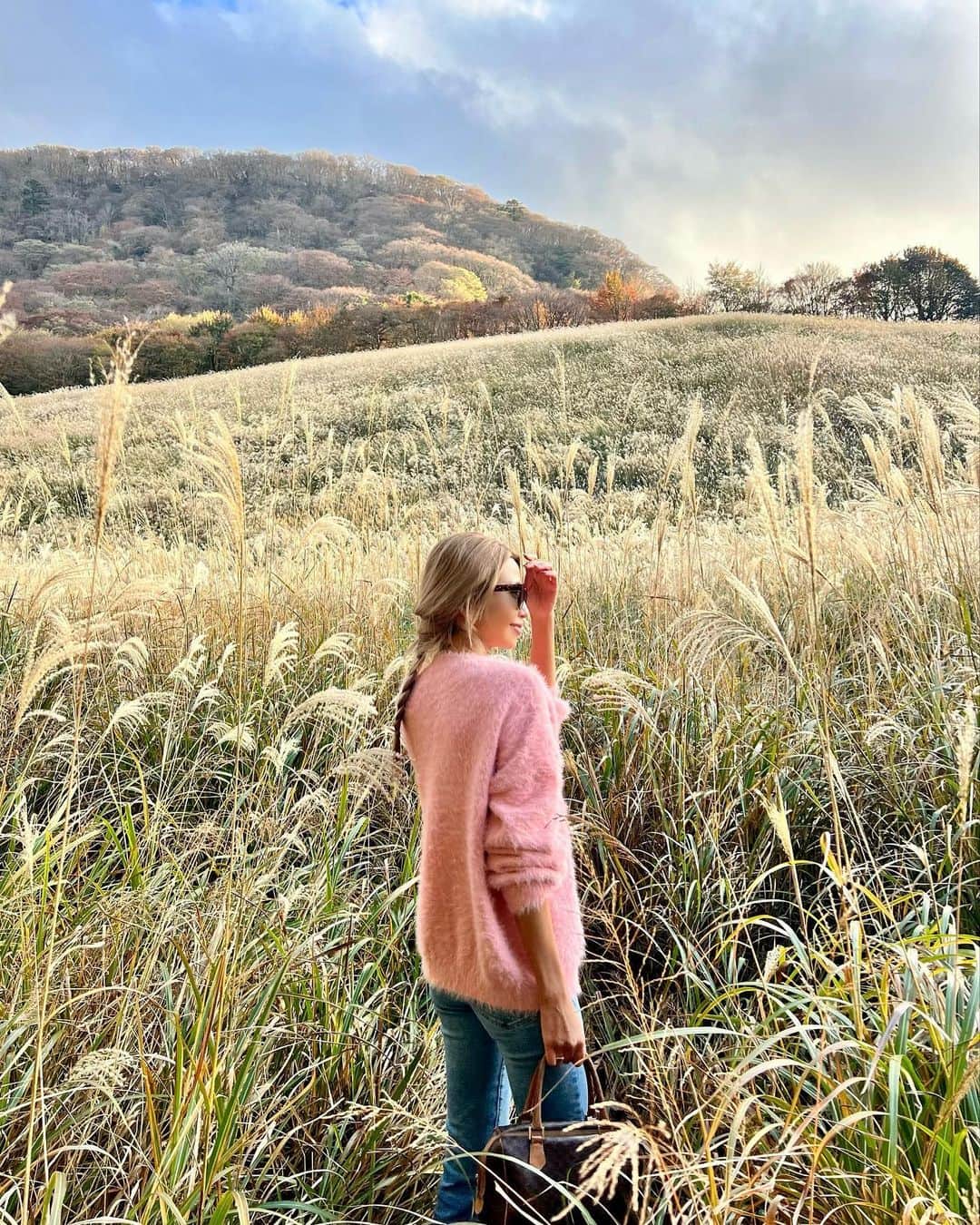 のインスタグラム：「.🌾🌝⛰🍂  寒いのは苦手だけど 秋の自然の景色が大好き🕊💞✨  〜𝟤𝟢𝟤𝟥 𝖲𝖧𝖤𝖨𝖭 𝖣𝖾𝖼 𝖸𝖾𝖺𝗋 𝖤𝗇𝖽 𝖲𝖺𝗅𝖾 𝖥𝖺𝗌𝗁𝗂𝗈𝗇 𝖯𝗋𝗈𝗆𝗈𝗍𝗂𝗈𝗇〜 試すたび、好きが見つかる。届くたび、好きが増えてく。  @shein_japan / @sheinofficial  🏷クーポンコード:BFPJP466 🏷商品ID: 23255373 ¥5,999まで15%OFF ¥6,000以上20%OFF (12月末まで有効)  #PR #SHEIN #SHEINforAll #SHEIN #SHEIN冬の感謝祭 #SHEINGoodFinds #loveshein #saveinstyle #knit」