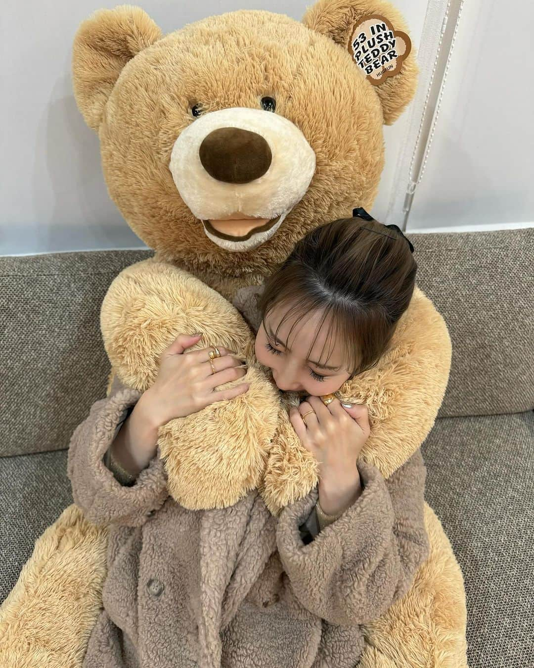 Re:EDIT OFFICIALさんのインスタグラム写真 - (Re:EDIT OFFICIALInstagram)「コストコで出会えました🧸🧸べあちゃん🧸😍  ずっと完売で奇跡的に🥹 可愛いし気持ち良過ぎて取り合いになってます🤍  もこもこ同化してる🤎 完売してしまったテディコート🧥 また再販するので、ストーリーでお知らせしますね✨  #ootd  coat…no.138278 Knit… coming soon denim… 137475 スリッパは　#UNIQLOです。  #新しい家族 #可愛い #テディ #コストコ #costco #コート#fashion #ファッション#大人カジュアル #大人ファッション #コーデ」11月29日 18時19分 - reedit_official