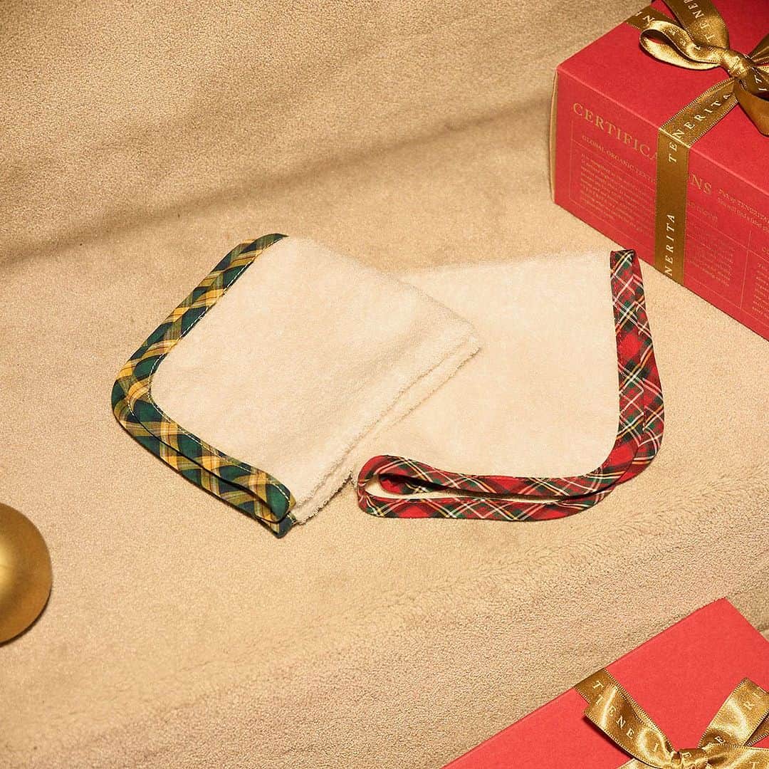 TENERITA公式アカウントのインスタグラム：「クリスマスのお出かけにぴったりのチェック柄ハンカチ。 コンパクトにたためるので、ポケットや小さなバッグにも入れられます。  「チェック柄パイピングタオルハンカチ」は12月25日までのクリスマスシーズンにしか出会えない特別商品です。 ぜひ店頭・オンラインストアでご覧ください。  #テネリータ #オーガニックコットン #オーガニック#タオル #クリスマス限定 #クリスマスプレゼント #結婚祝い #引越し祝い #新築祝い #誕生日祝い #贈り物 #プレゼント #ギフト #日本製 #おうち時間 #ゆたかであること #上質であること #いつもであること  #tenerita #organiccotton #organic #gift #giftbox　#ecofriendly #sustainability #madeinjapan」